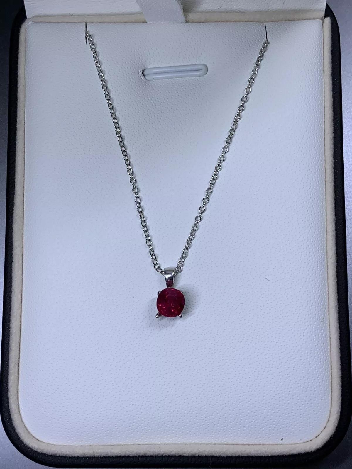 Colgante de rubí de Birmania de 1,15 ct en oro blanco de 18 ct.

Gema rubí natural sin tratar de forma ovalada de color rosa vivo de 1,15 ct de peso total en oro blanco de 18 quilates

Gema de rubí vivo de color rojo intenso de forma ovalada

Cadena