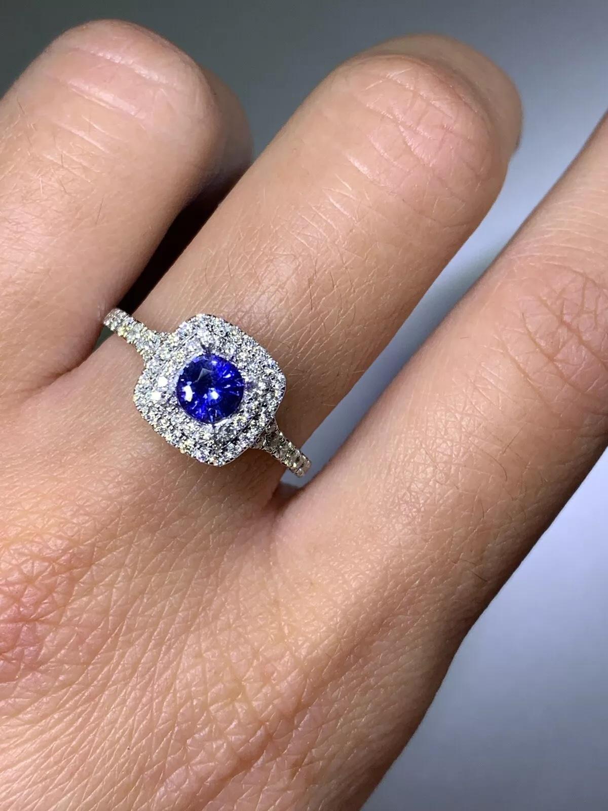 Taille ronde Bague de fiançailles 1,15ct saphir diamant halo or blanc 18ct. en vente