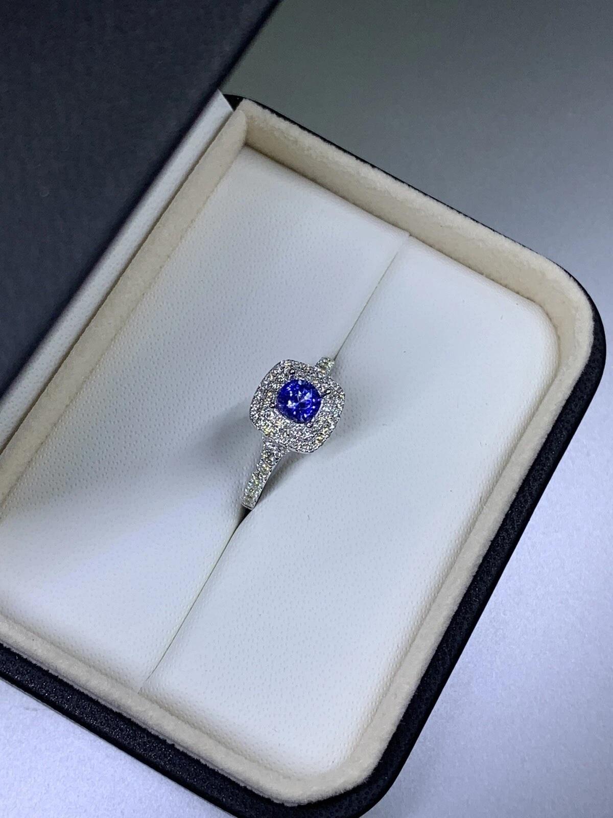Bague de fiançailles 1,15ct saphir diamant halo or blanc 18ct. Neuf - En vente à London, GB