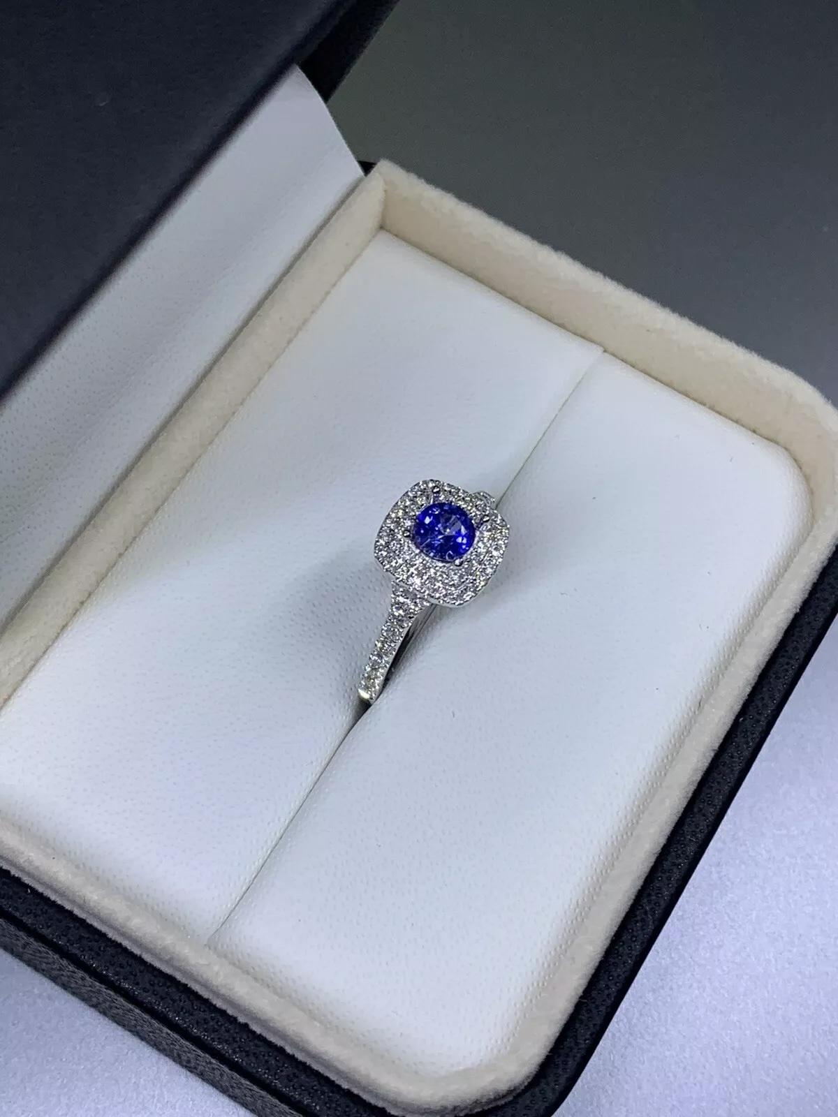 Bague de fiançailles 1,15ct saphir diamant halo or blanc 18ct. Unisexe en vente