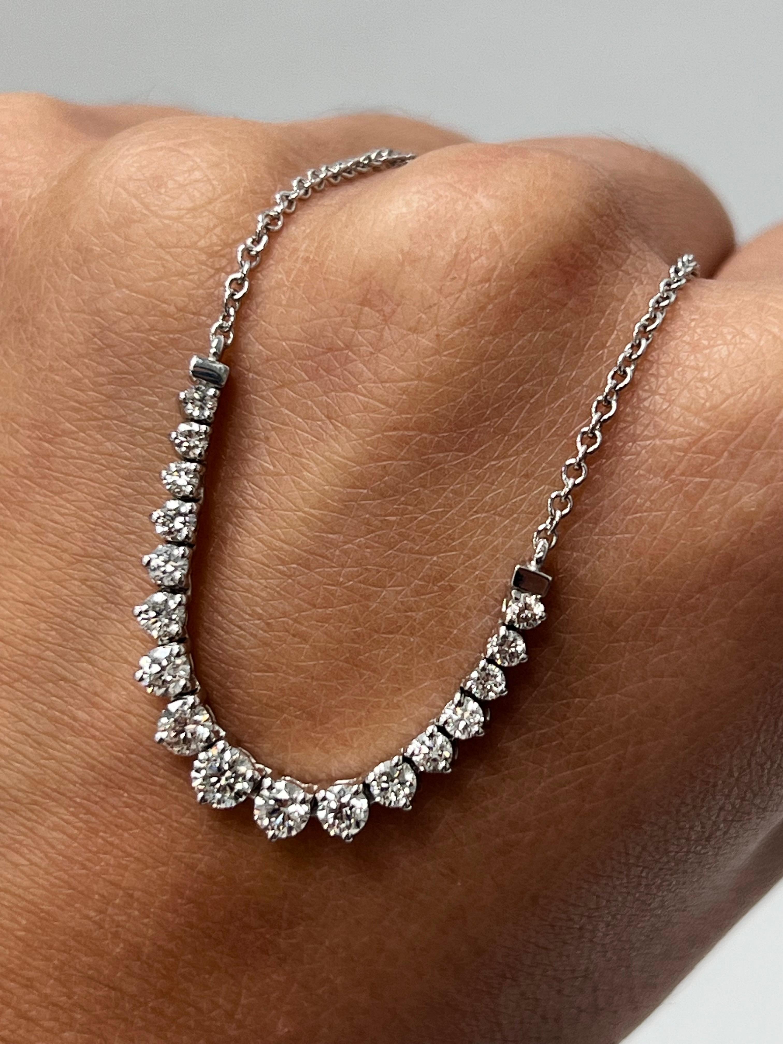 With this exquisite single-row white gold diamond necklace, style and glamour are in the spotlight. This 14-karat necklace is made from a total of 17 round diamonds totaling 1.15 carats, all in SI1-SI2, GH color. This classic look is timeless and is