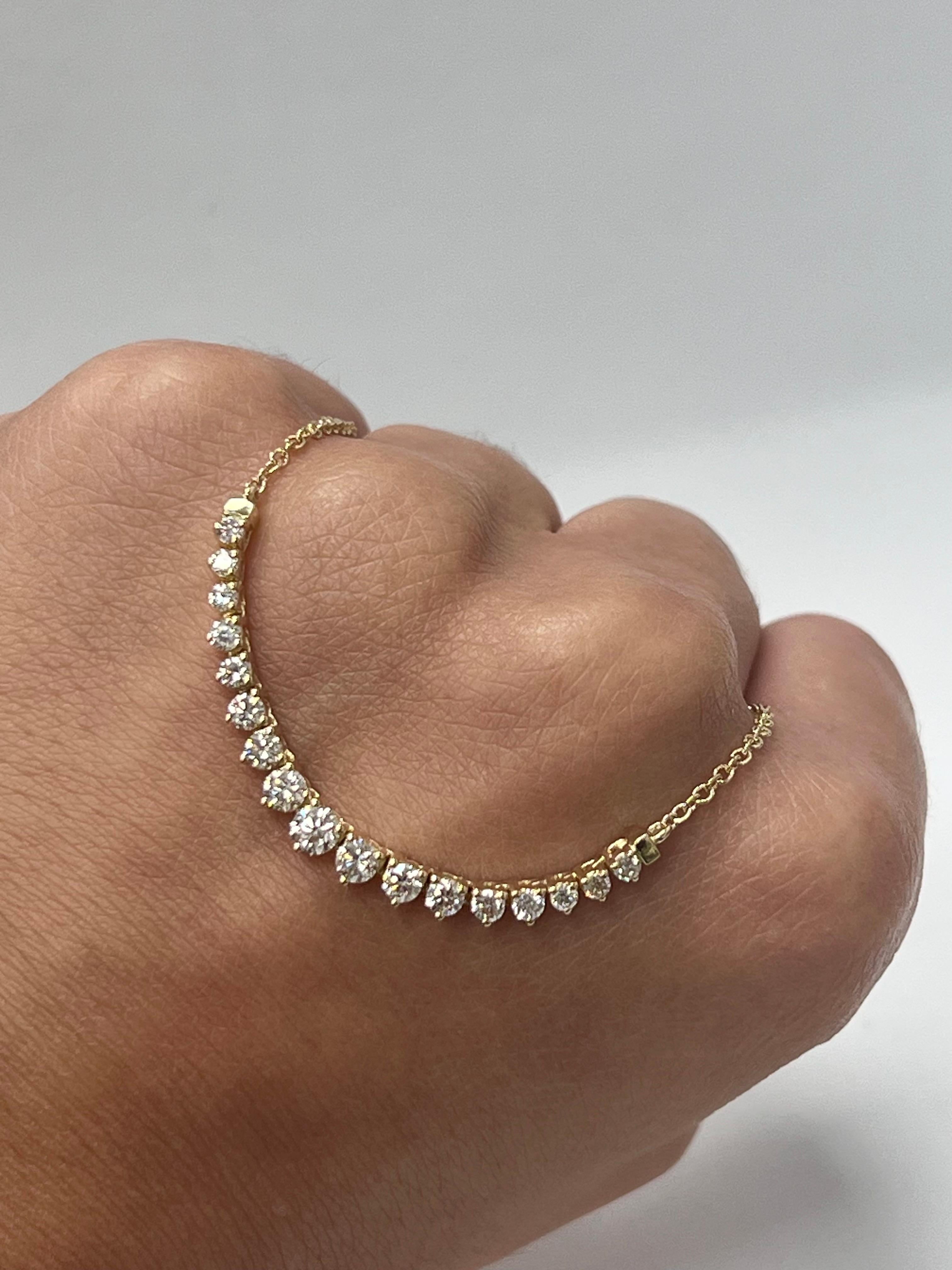 With this exquisite single-row yellow gold diamond necklace, style and glamour are in the spotlight. This 14-karat necklace is made from a total of 17 round diamonds totaling 1.15 carats, all in SI1-SI2, GH color. This classic look is timeless and