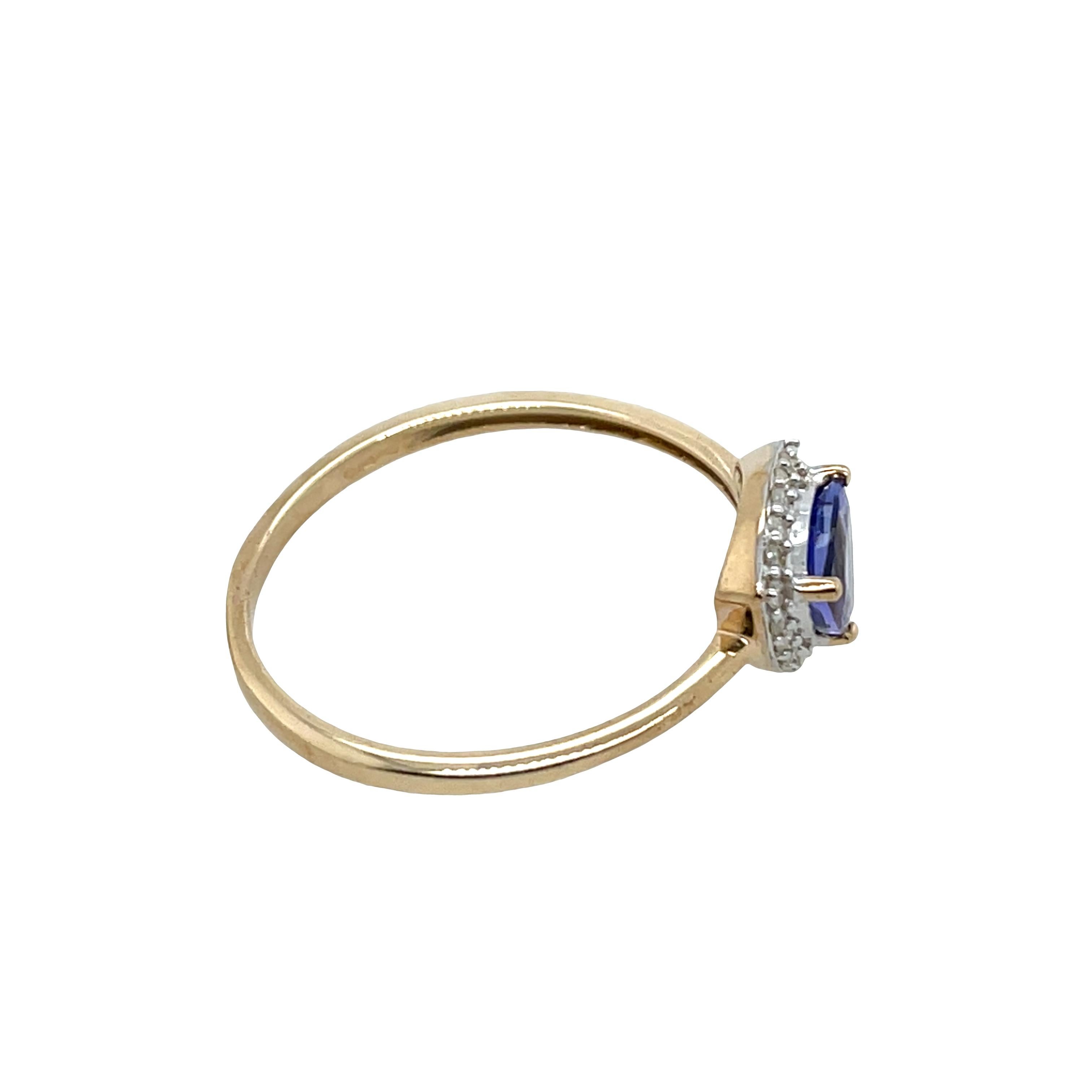 Élégante et accrocheuse, cette magnifique bague en tanzanite et diamant est ornée en son centre d'une remarquable tanzanite de 1,15ct taillée en triangle, sertie dans une gracieuse combinaison d'or jaune et d'or blanc 9ct. Les accents de diamants