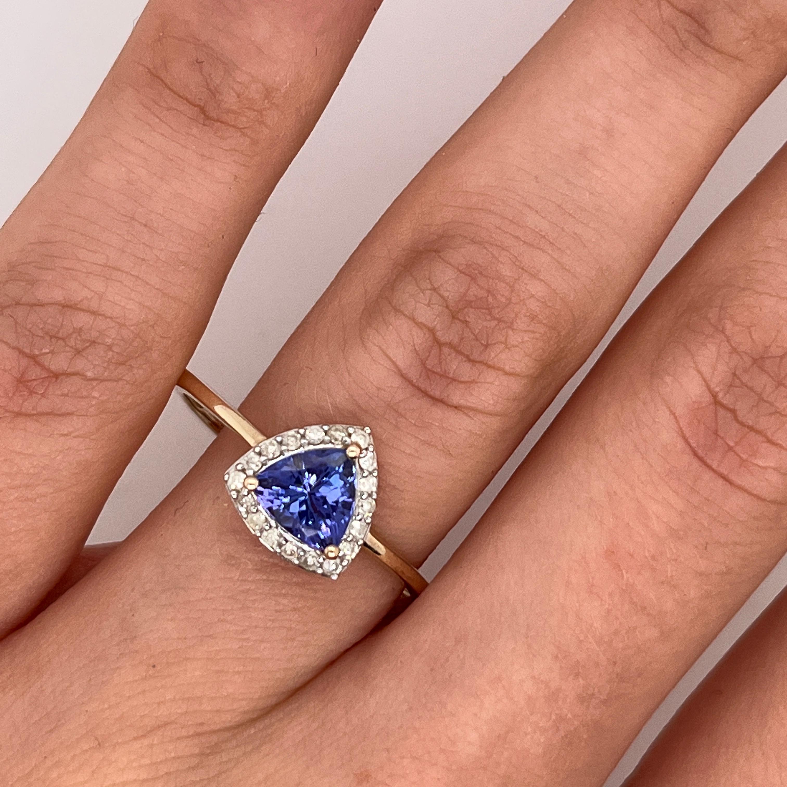 Bague en or jaune et blanc 9ct avec tanzanite taillée en triangle et diamant de 1,15ct Pour femmes en vente