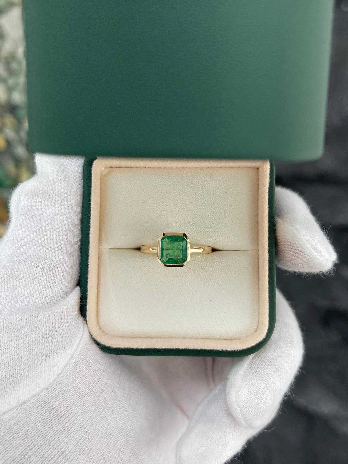 1,15ct Vivid Grün Asscher Cut Smaragd Solitär Lünette Set Gold Ring (Viktorianisch) im Angebot