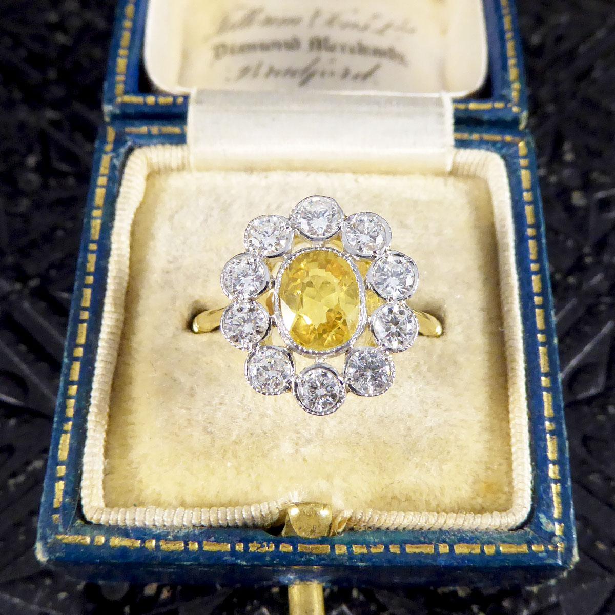 Bague en platine et or 18 carats avec saphir jaune de 1,15 carat et grappe de diamants de 0,90 carat en vente 4