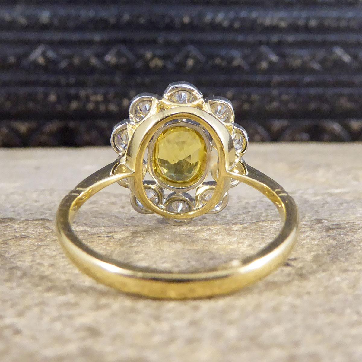 Taille ovale Bague en platine et or 18 carats avec saphir jaune de 1,15 carat et grappe de diamants de 0,90 carat en vente