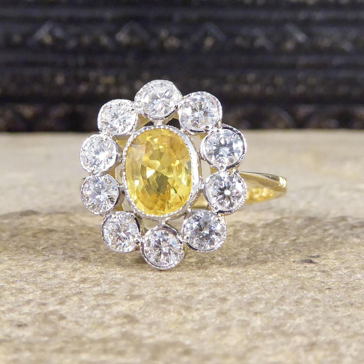 Bague en platine et or 18 carats avec saphir jaune de 1,15 carat et grappe de diamants de 0,90 carat Excellent état - En vente à Yorkshire, West Yorkshire