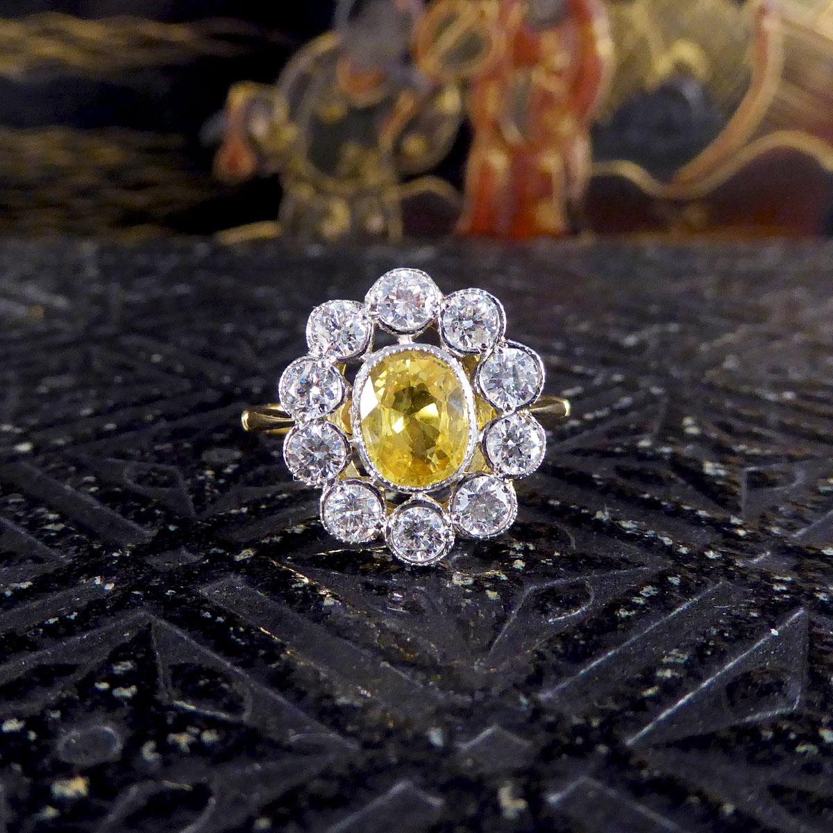 Bague en platine et or 18 carats avec saphir jaune de 1,15 carat et grappe de diamants de 0,90 carat en vente 1