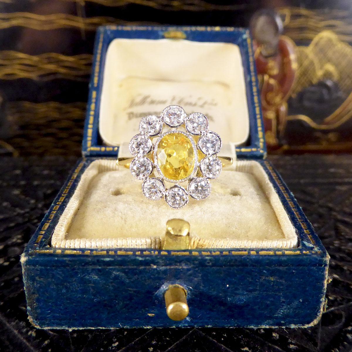 Bague en platine et or 18 carats avec saphir jaune de 1,15 carat et grappe de diamants de 0,90 carat en vente 3