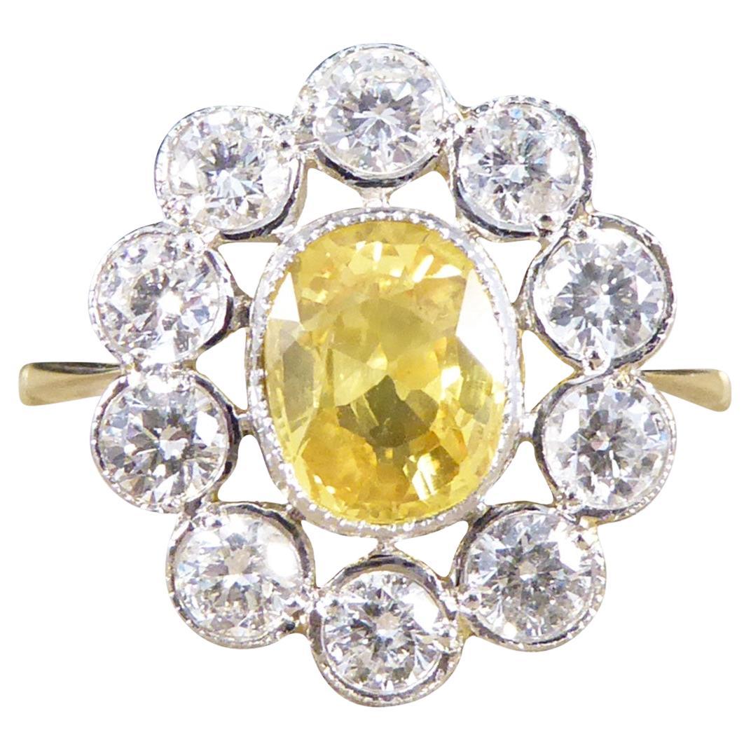 1,15 Karat gelber Saphir und 0,90 Karat Diamant-Cluster-Ring aus Platin und 18 Karat Gold