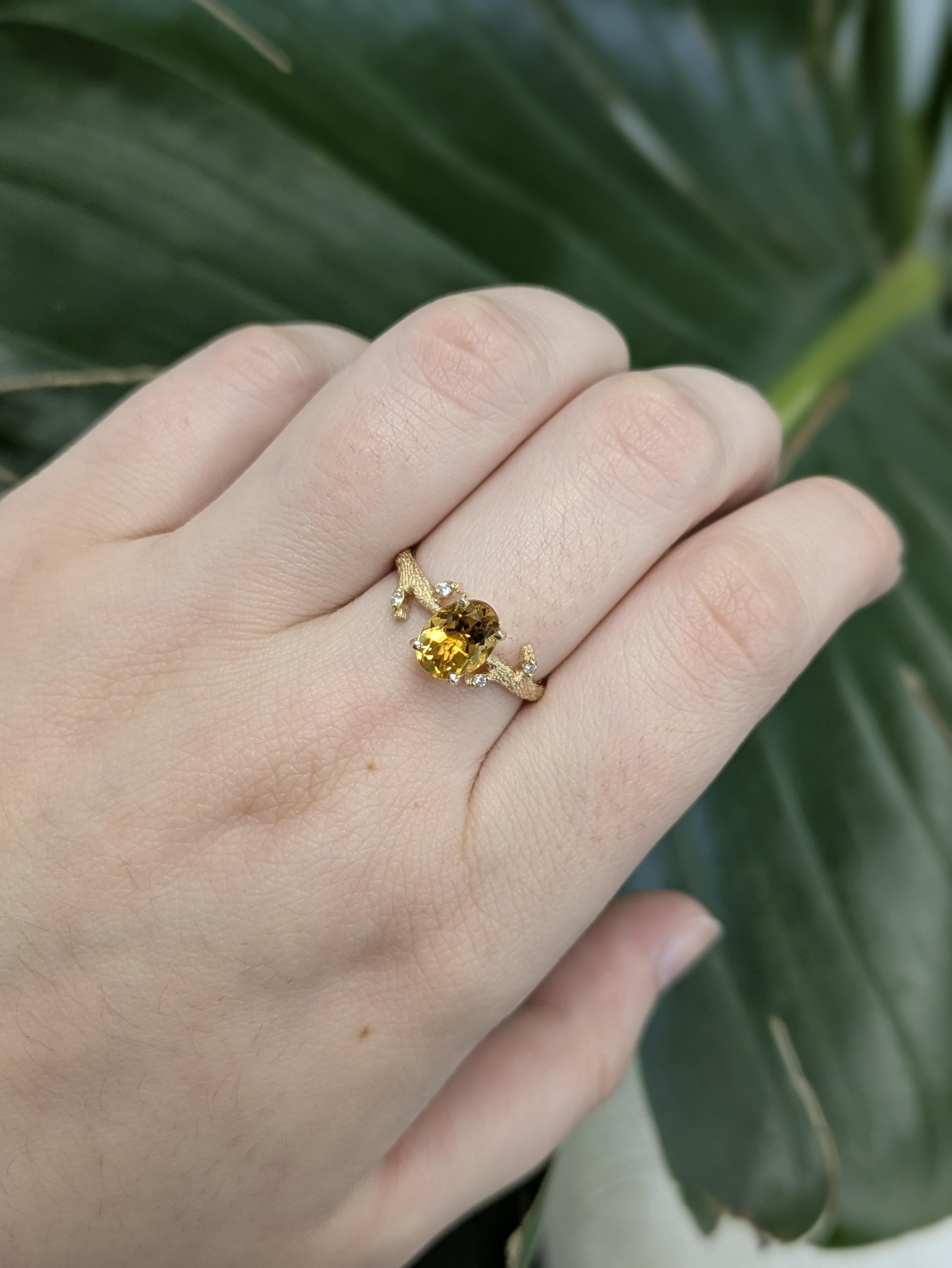 Dieser wunderschöne Ring enthält einen ovalen Citrin von 1,17 Karat (8 x 6 mm), der für seinen leuchtenden Goldton und seine Mohshärte von 7 bekannt ist und sowohl Charme als auch Haltbarkeit bietet. In 2,14 Gramm poliertem 14-karätigem Gold