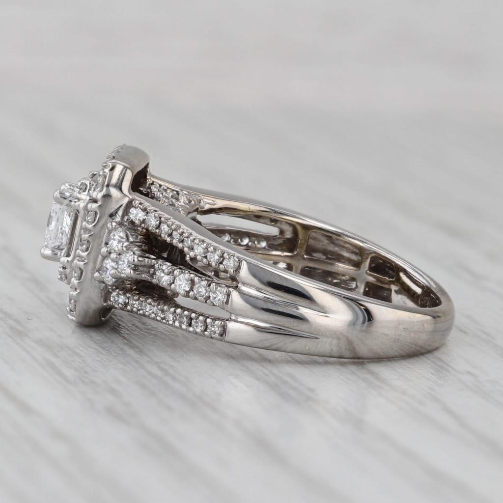 Informazioni sulla gemma:
- Diamanti naturali -
Carati totali - 1.15ctw
Taglio - Brilliante rotondo 0,65 ct, Baguette 0,20 ct, Radiante 0,30 ct (centro)
Colore - H - I.
Chiarezza - VS2
Il brillante rotondo ha una purezza VS2 - SI2.

Metallo: oro