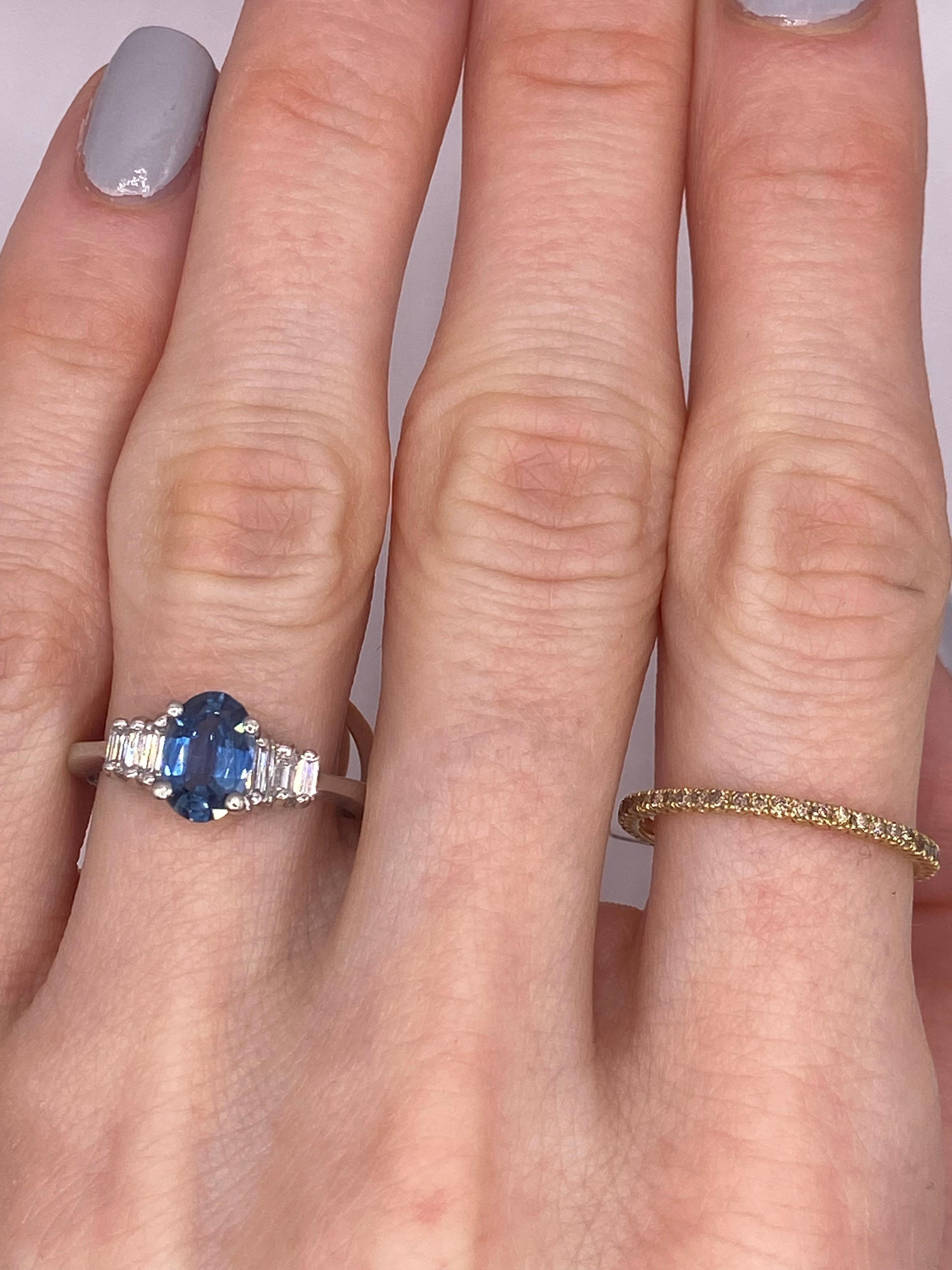 Metall: Platin
Fingergröße: 6.0
(Ring ist Größe 6.0, aber auf Anfrage auch größer)

Anzahl von ovalen Saphiren: 1
Karatgewicht: 0,94ctw
Steingröße: 7,7 x 5,3 mm

Anzahl der Baguette-Diamanten: 6
Karatgewicht: 0,21ctw