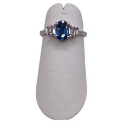 1,15 ctw Oval Saphir & Baguette Diamantring aus Platin mit Diamanten