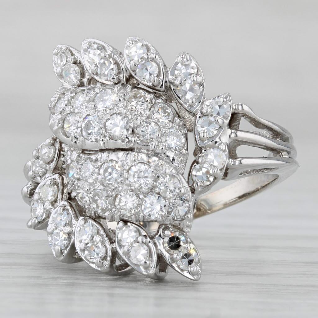 Anello da cocktail con diamanti a grappolo da 1,15 ctw in oro bianco 14k misura 7,75 in vendita 1