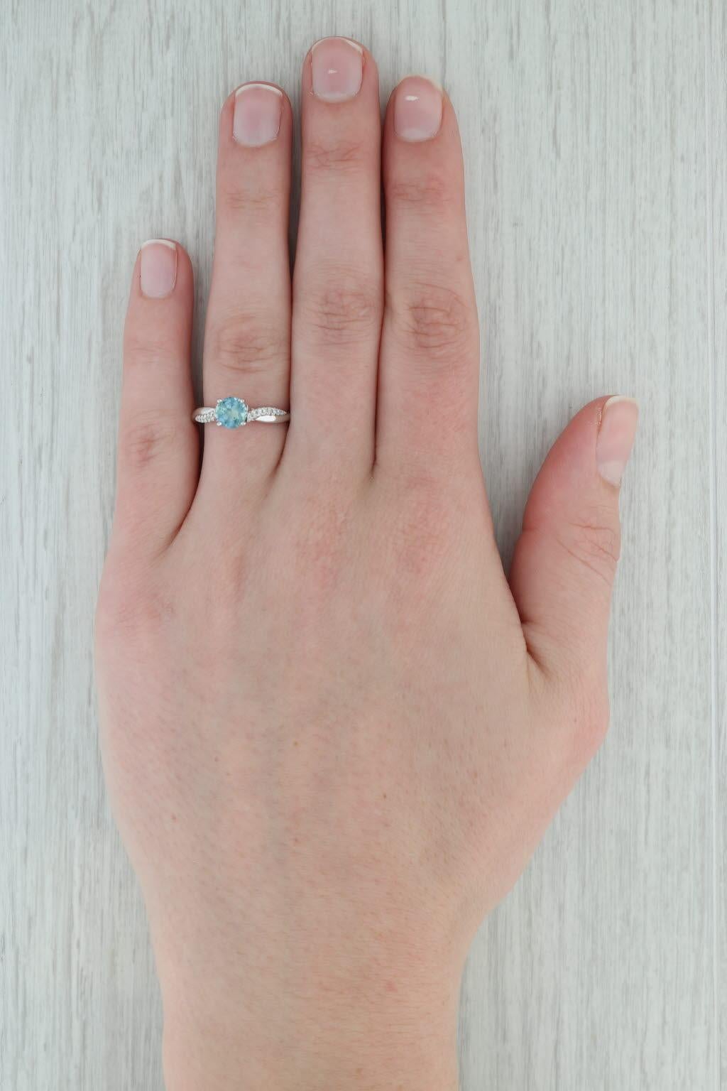Informations sur les pierres précieuses :
- Saphir Naturel -
Carats - 1,01ct (5,9 x 6 mm)
Taille - Brilliante ronde
Couleur - Bleu sarcelle clair
Traitement - Chauffé

- Diamants naturels -
Total des carats - 0.14ctw
Taille - Brilliante