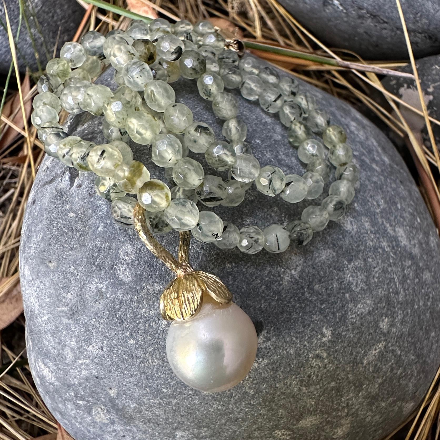 Poignée baroque des mers du Sud en or 18 carats avec chaîne en perles précieuses « perle de pétale » de 11,5 mm en vente 1