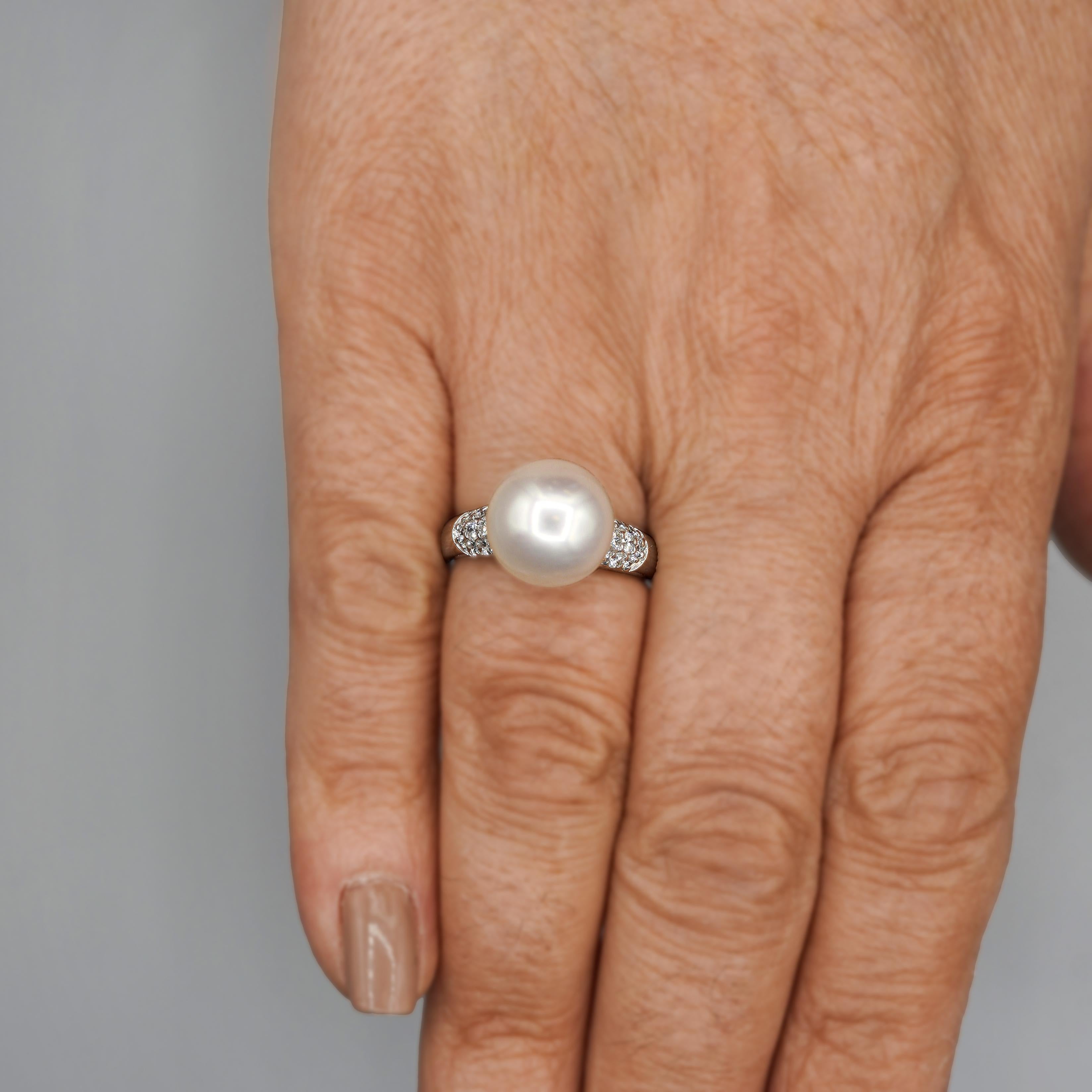 Anello in platino con perle coltivate bianche da 11,5 mm e diamanti taglio rotondo. Anello misura 7, regolabile.

Dettagli:
Tipo di articolo: Anello
Metallo: Platino 900
Taglia: 7 (regolabile)
Peso: 6.65 grammi

Dettagli della pietra centrale:
Tipo: