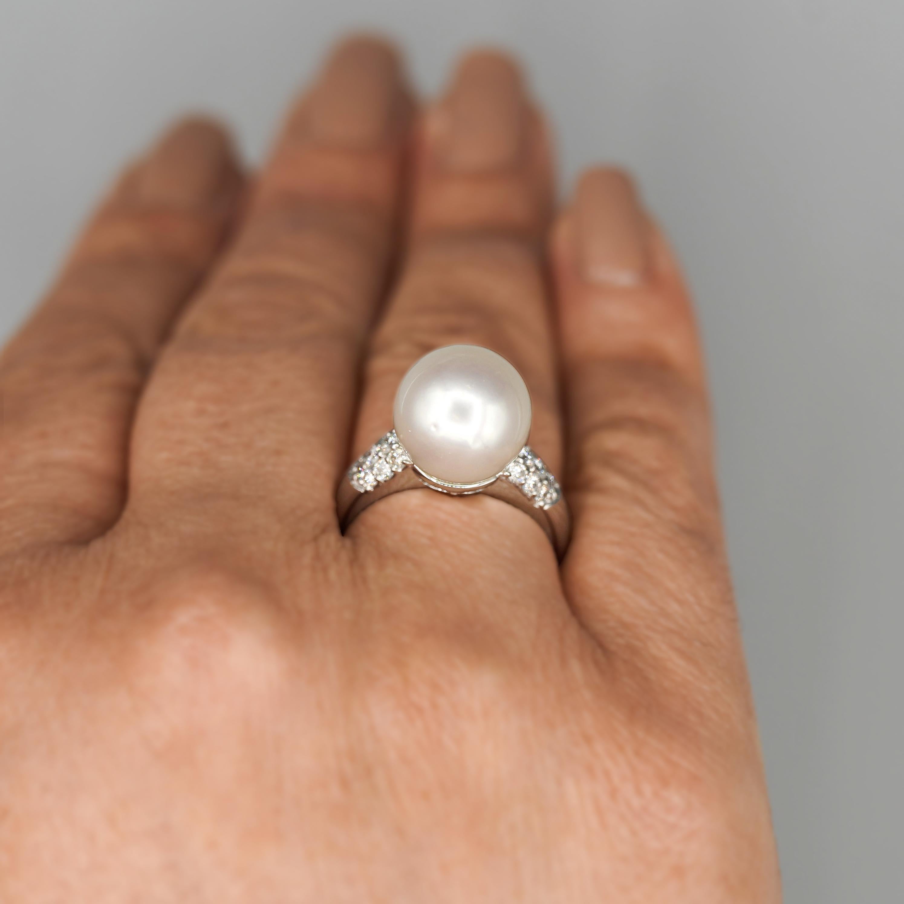 Moderno Anello in platino con perle bianche da 11,5 mm e diamanti a taglio rotondo in vendita