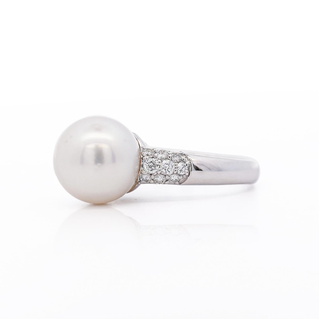 Taglio rotondo Anello in platino con perle bianche da 11,5 mm e diamanti a taglio rotondo in vendita
