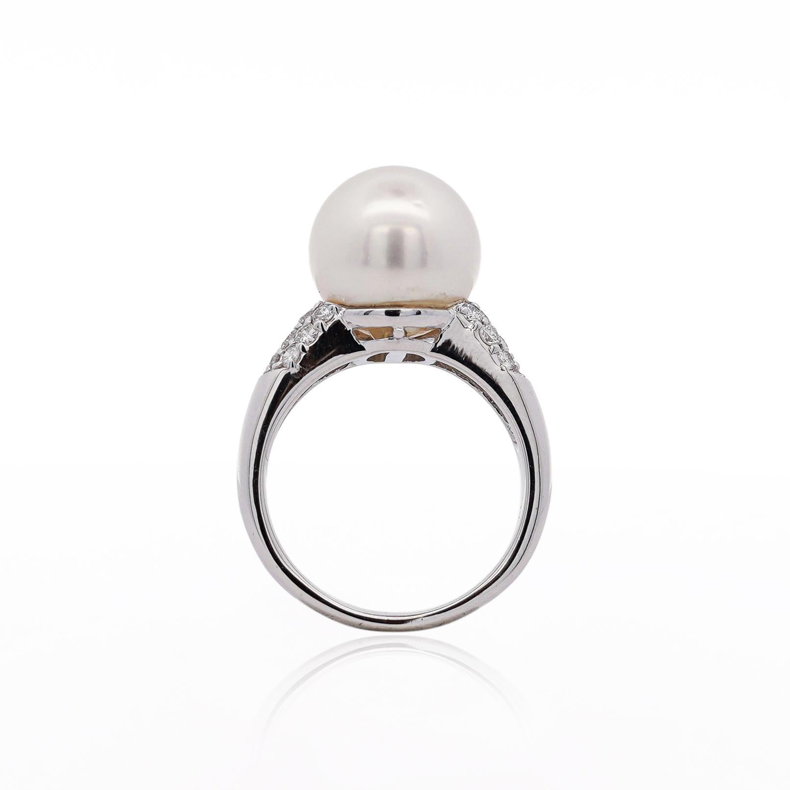 Anello in platino con perle bianche da 11,5 mm e diamanti a taglio rotondo In condizioni ottime in vendita a Miami, FL