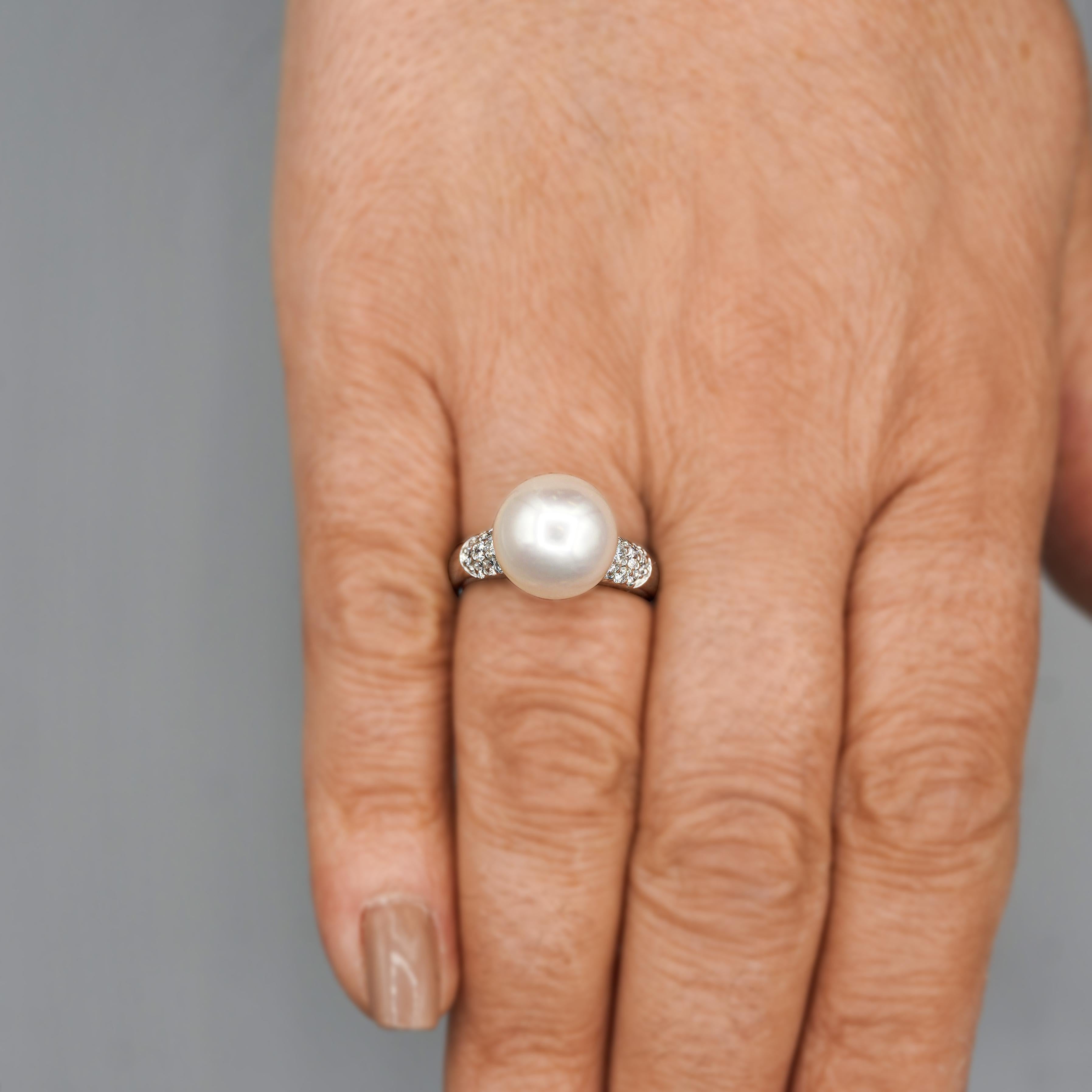 Anello in platino con perle bianche da 11,5 mm e diamanti a taglio rotondo in vendita 1
