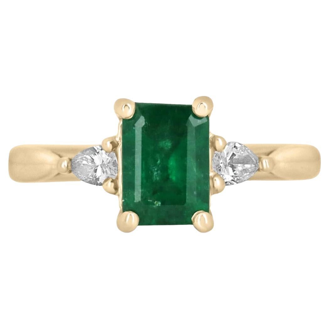 1,15tcw 14K Goldring mit drei Steinen, natürlicher Smaragd-Emerald-Schliff & Diamant im Birnenschliff