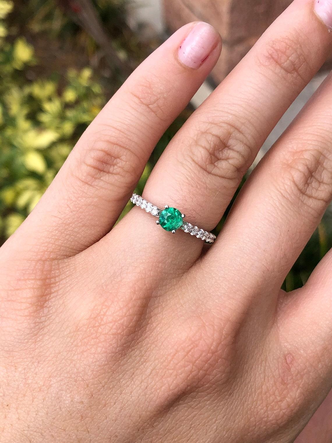 Anillo de compromiso de 14 quilates con talla redonda de esmeralda natural y acento de diamante de 1,15 quilates Moderno en venta