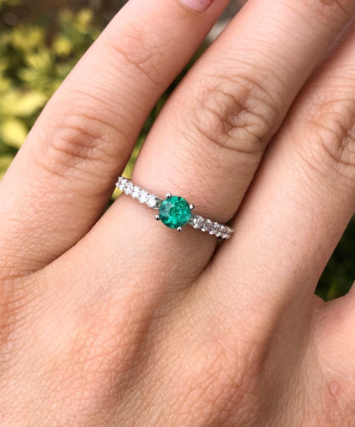 Anillo de compromiso de 14 quilates con talla redonda de esmeralda natural y acento de diamante de 1,15 quilates en Nuevo estado para la venta en Jupiter, FL
