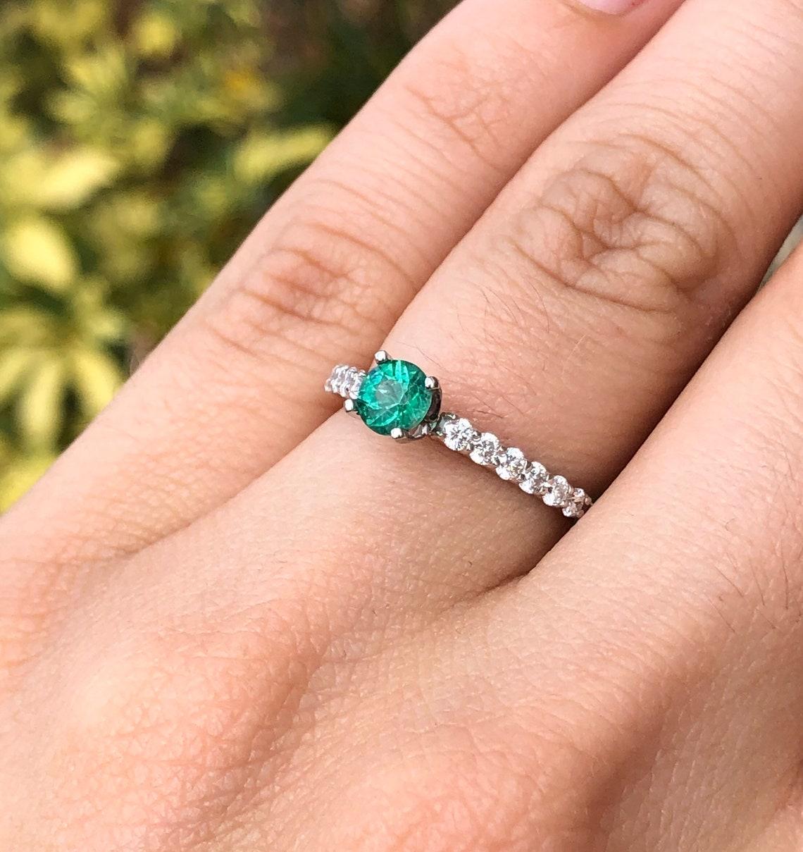 De las mujeres Anillo de compromiso de 14 quilates con talla redonda de esmeralda natural y acento de diamante de 1,15 quilates en venta