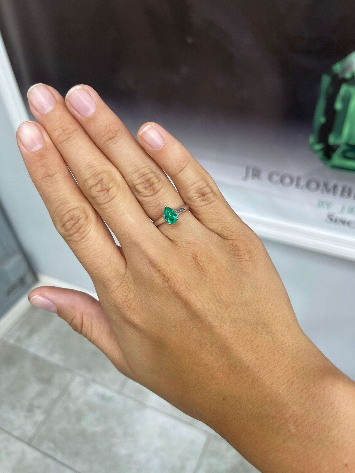 1,15tcw Birnenförmiger kolumbianischer Smaragd-Diamant-Saphir-Akzentring 14K Gold (Moderne) im Angebot