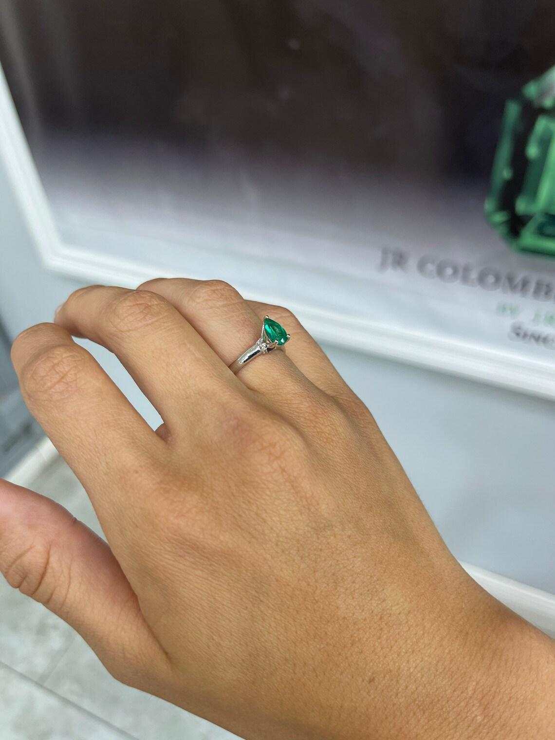 1,15tcw Birnenförmiger kolumbianischer Smaragd-Diamant-Saphir-Akzentring 14K Gold (Tropfenschliff) im Angebot