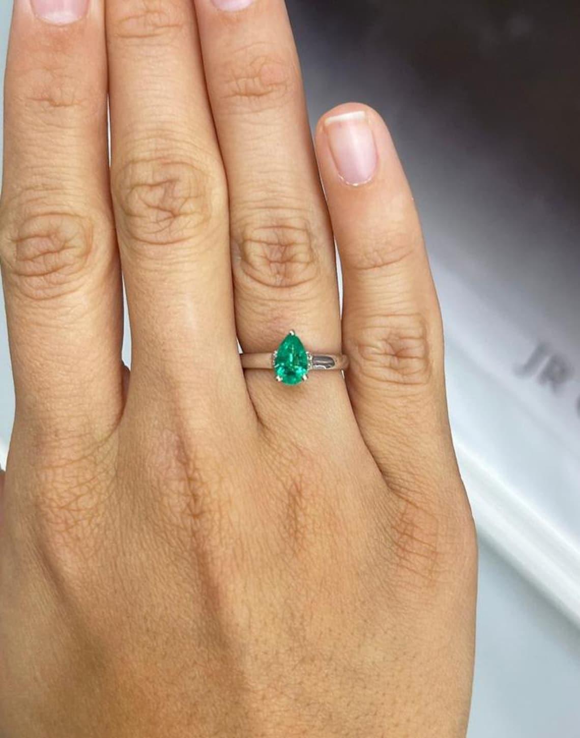 1,15tcw Birnenförmiger kolumbianischer Smaragd-Diamant-Saphir-Akzentring 14K Gold Damen im Angebot