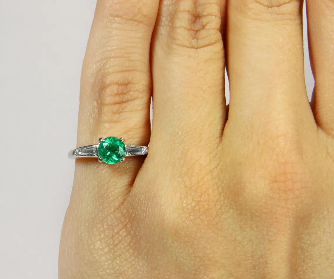 Modern 1.15tcw PLAT Colombian Emerald-Round Cut & Diamond Tapered Baguette-Round Cut  For Sale