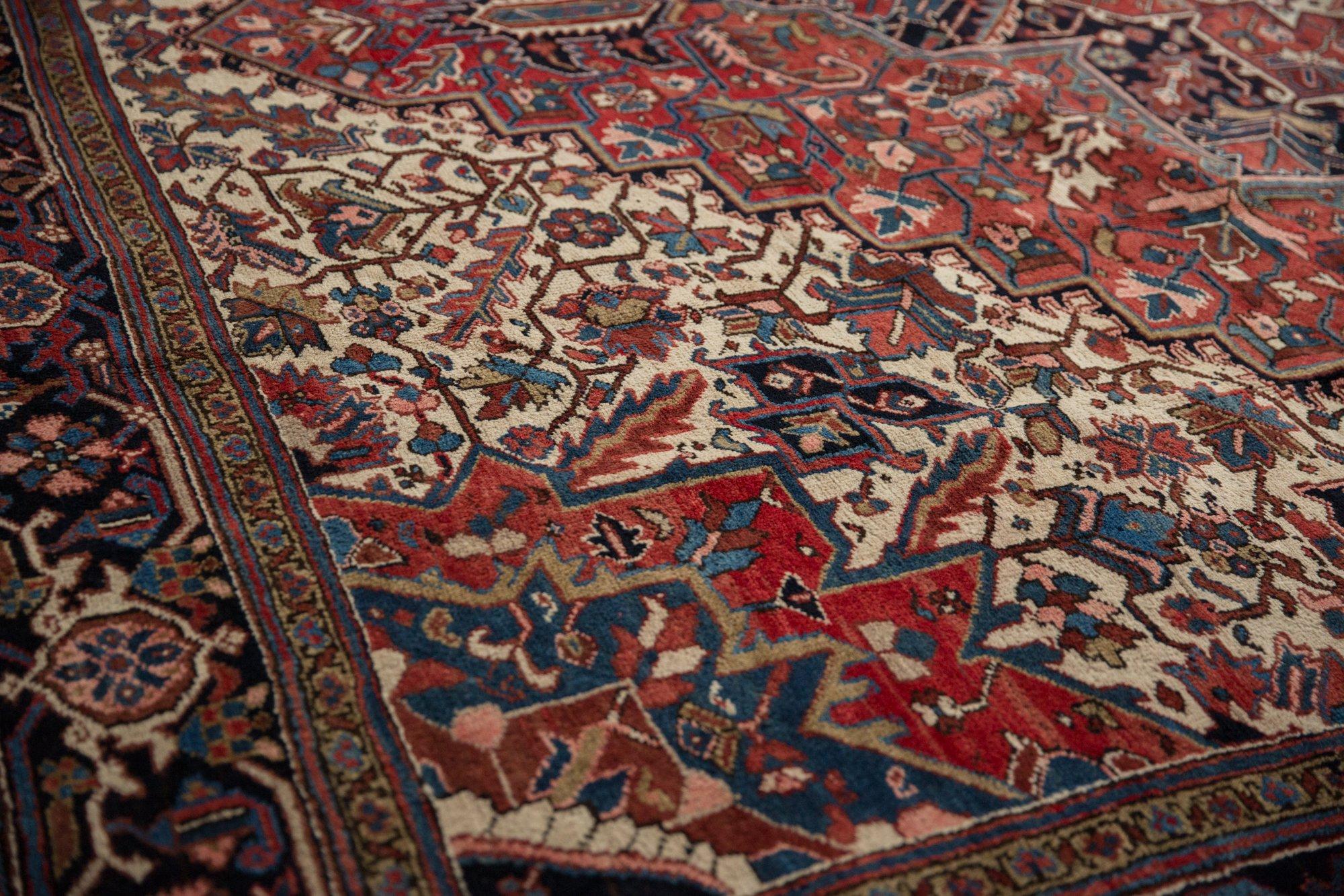Quadratischer Heriz-Teppich im Angebot 2