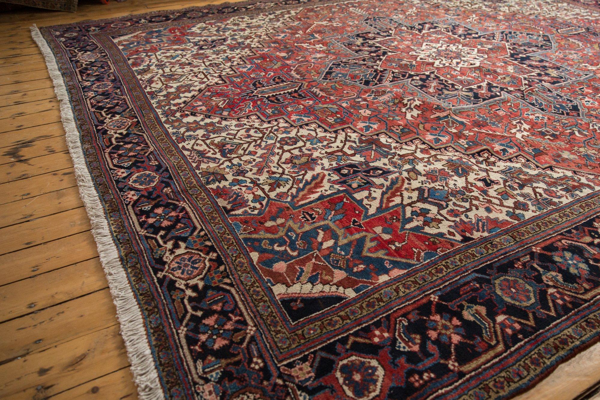 Quadratischer Heriz-Teppich im Angebot 3