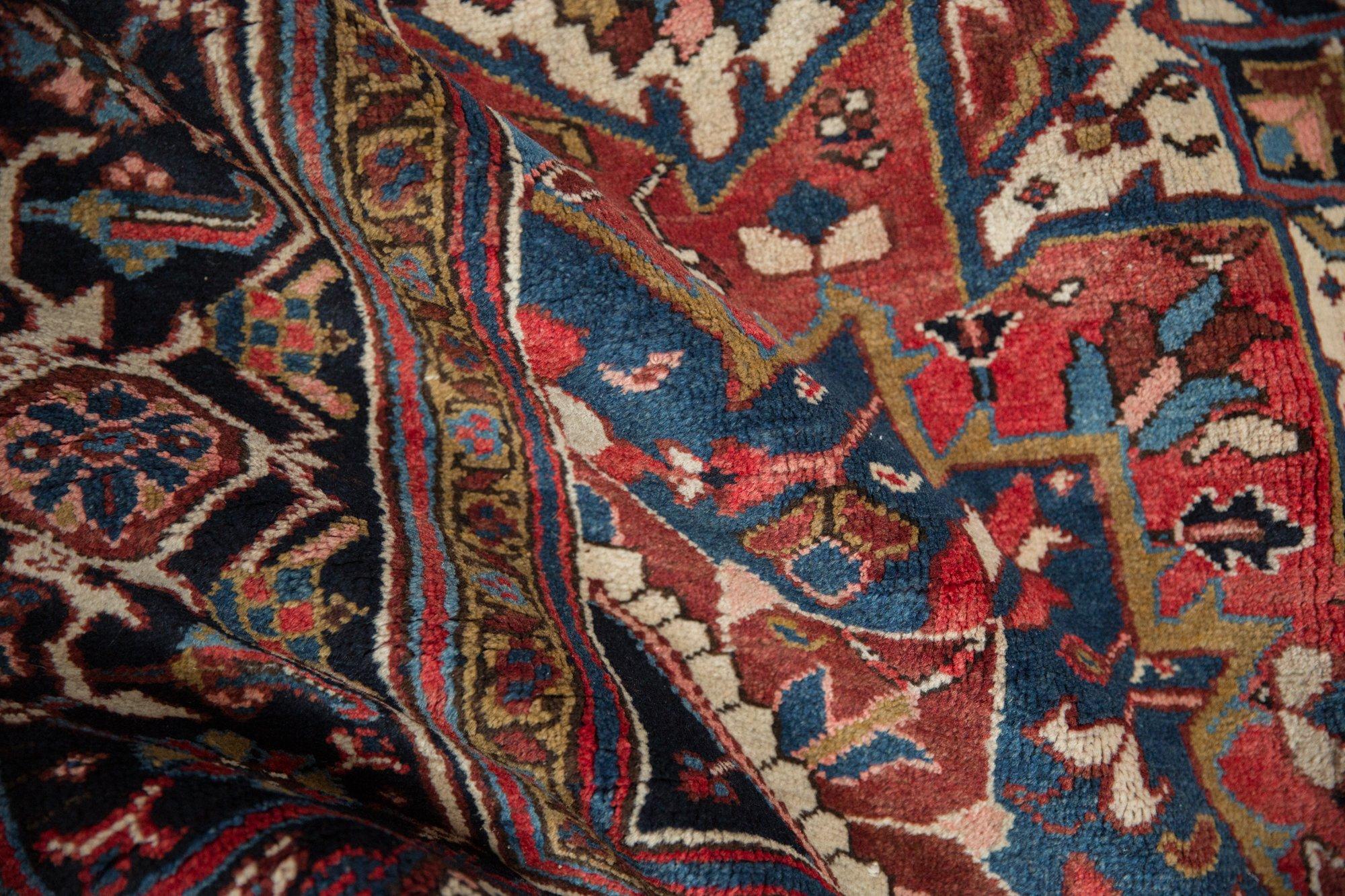 Quadratischer Heriz-Teppich (Heriz Serapi) im Angebot