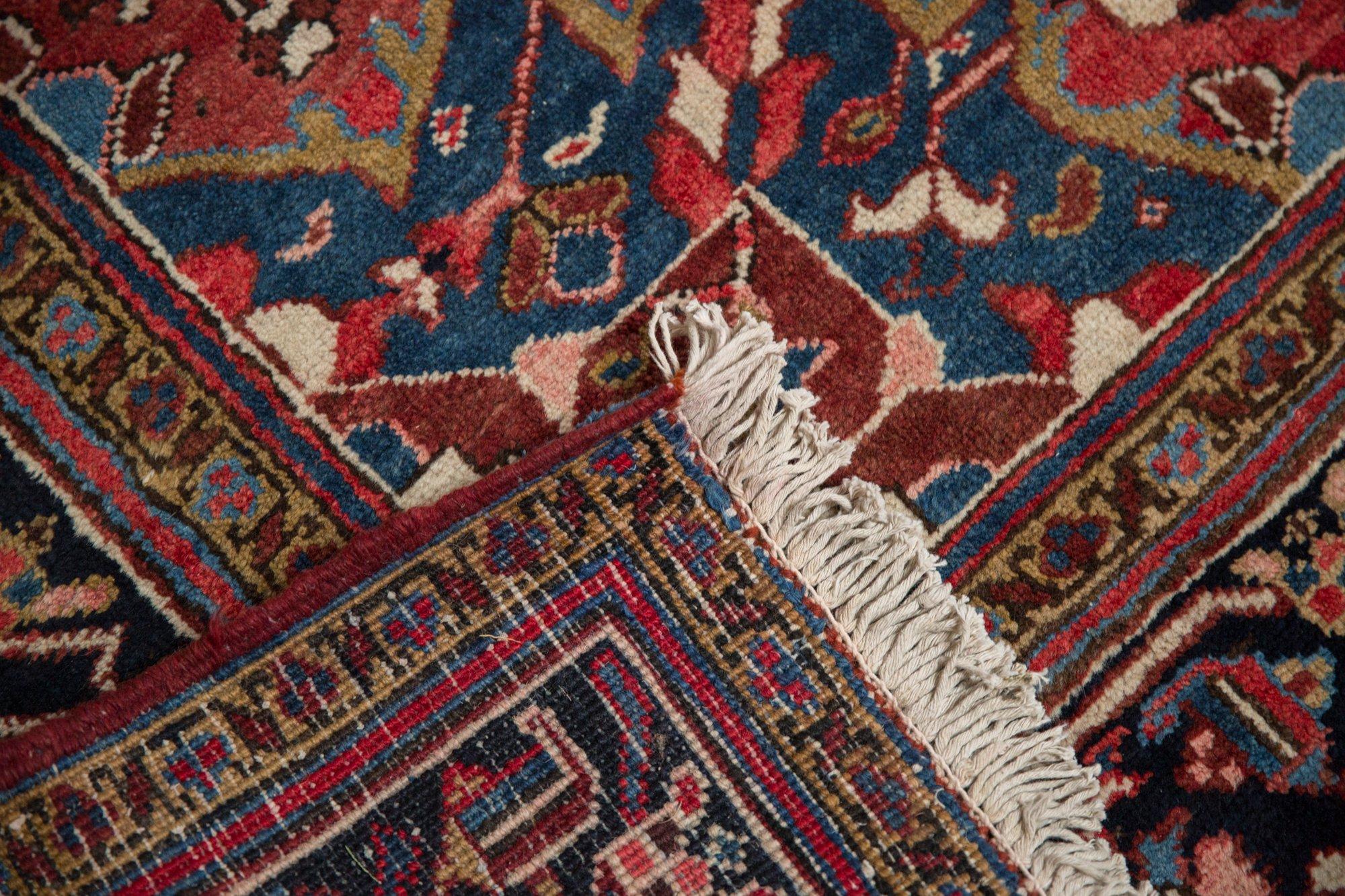 Quadratischer Heriz-Teppich (Persisch) im Angebot