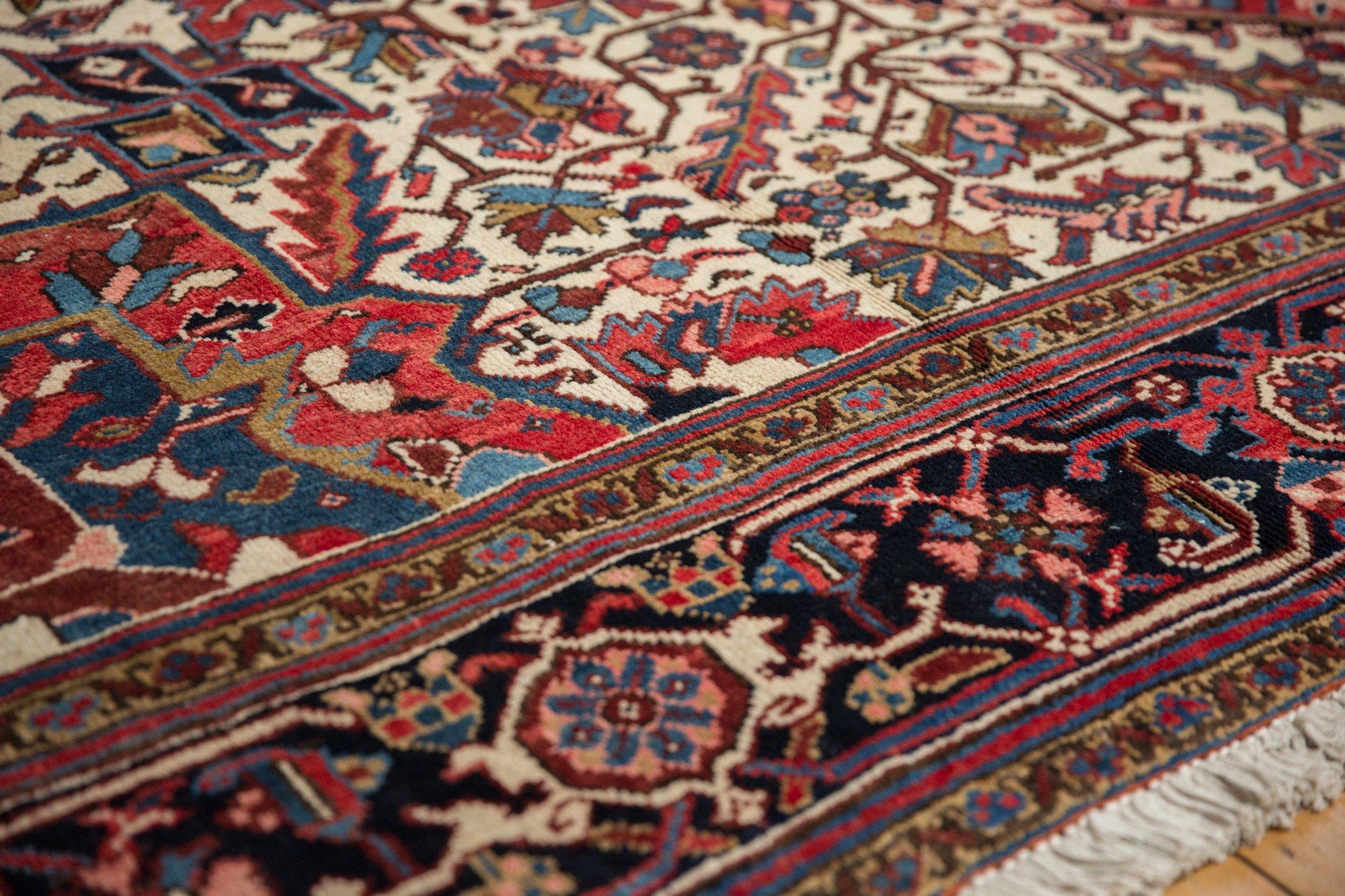 Quadratischer Heriz-Teppich (Mitte des 20. Jahrhunderts) im Angebot