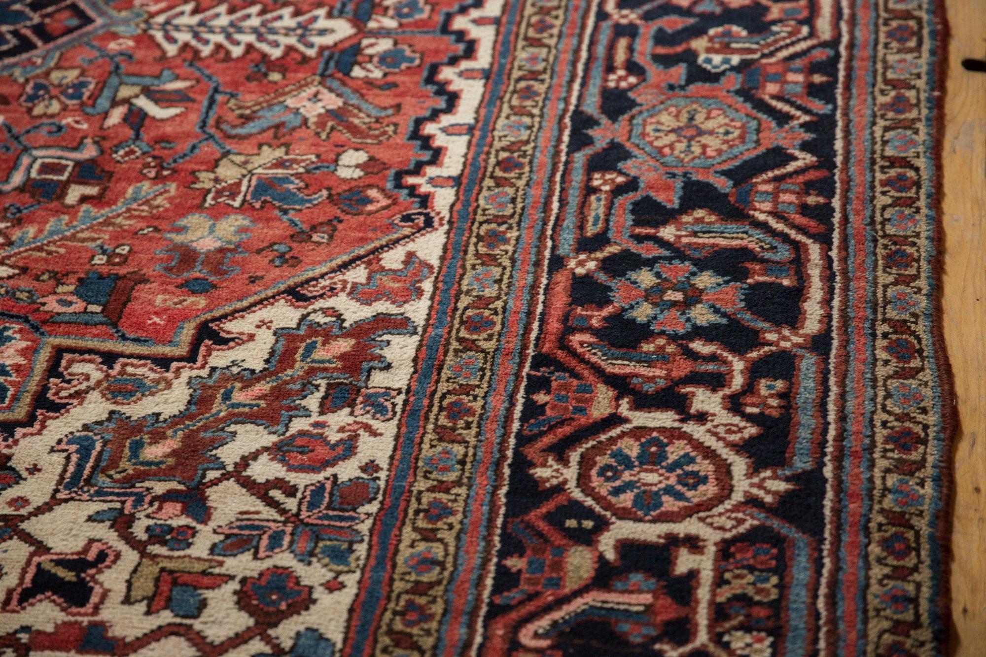 Quadratischer Heriz-Teppich im Angebot 1