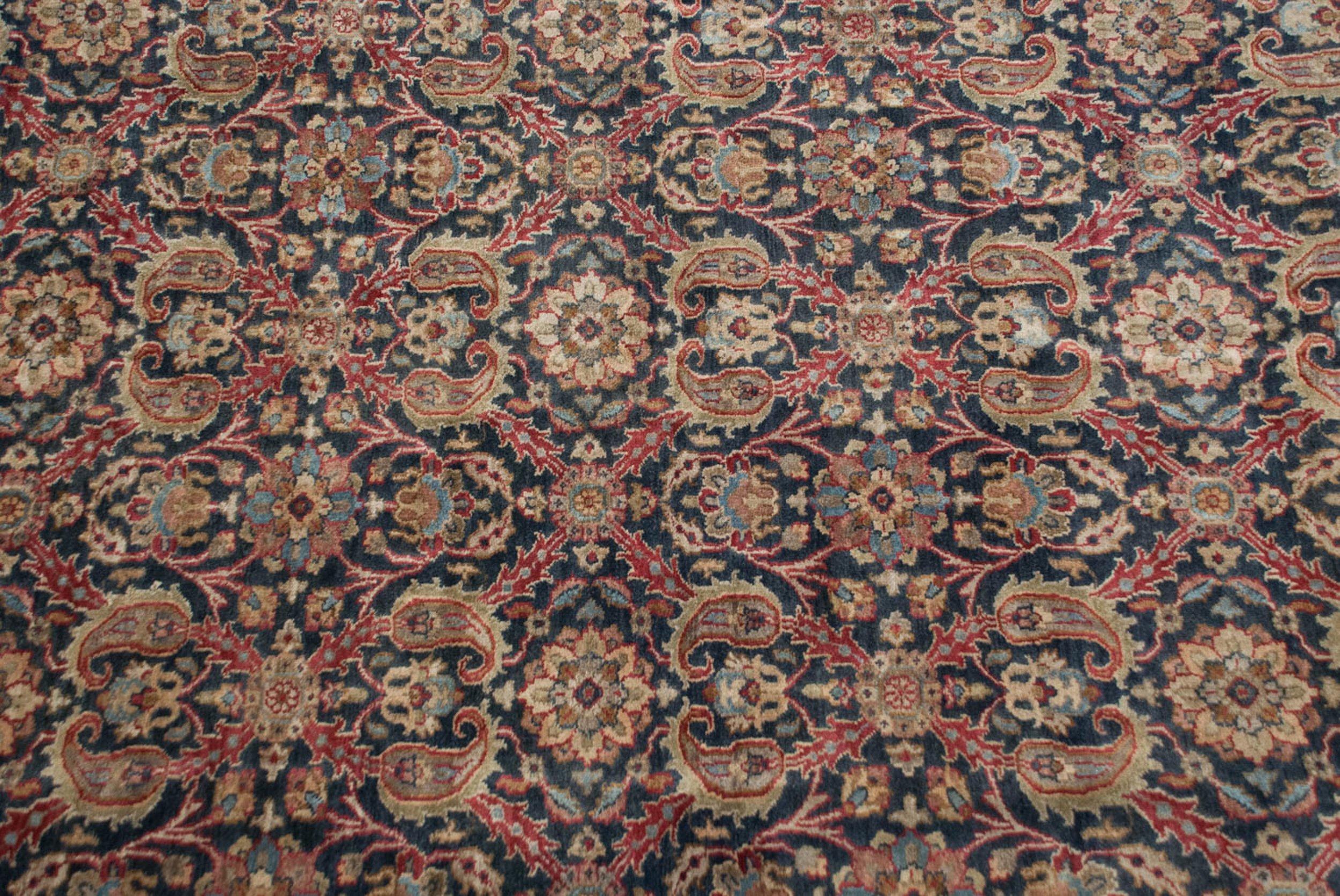 Vintage Indian Doroksh Design Carpet In Excellent Condition For Sale In Katonah, NY