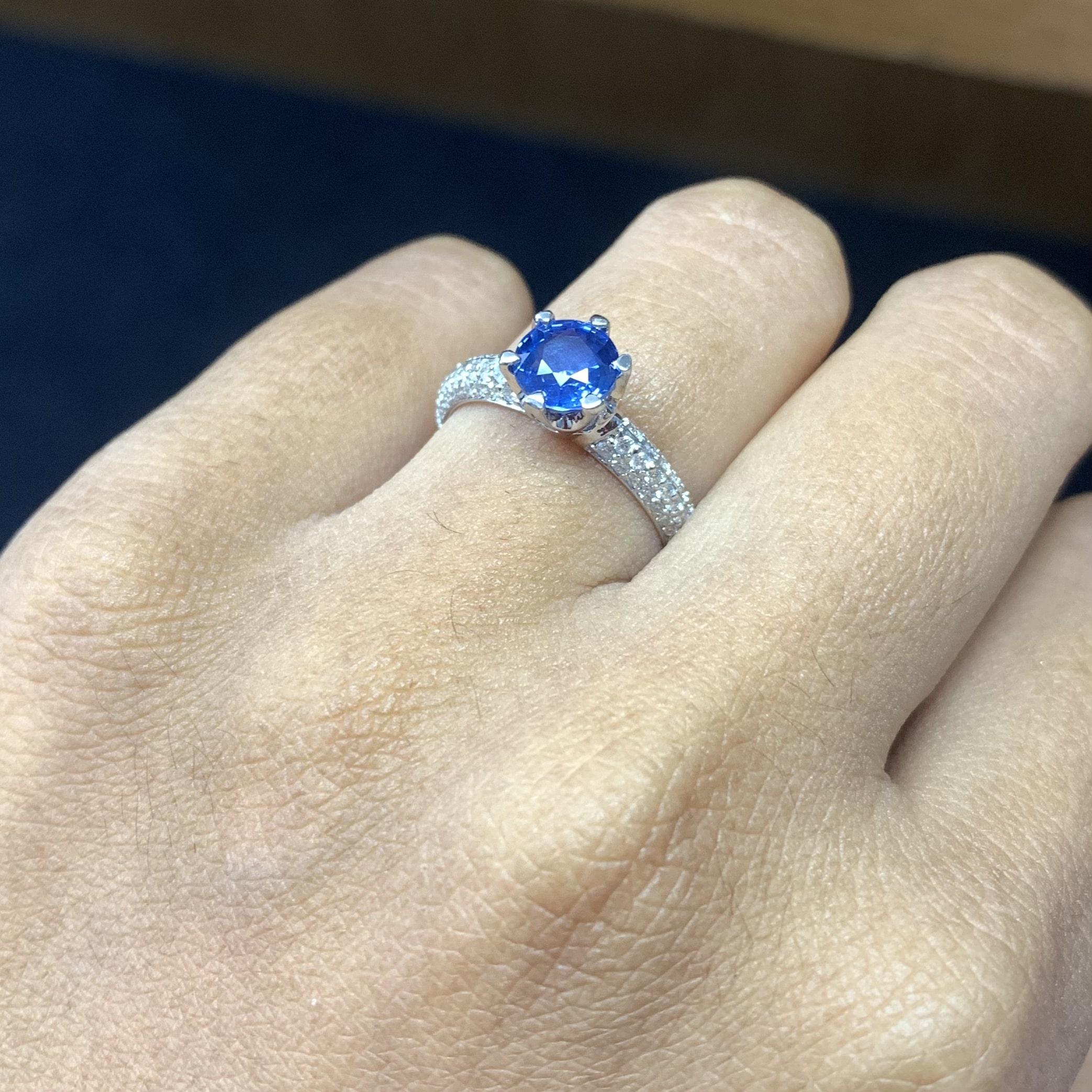 1.16 Ct Ceylon Cornflower Blue Sapphire 18K White Gold Six-prong Solitaire Ring For Sale 1