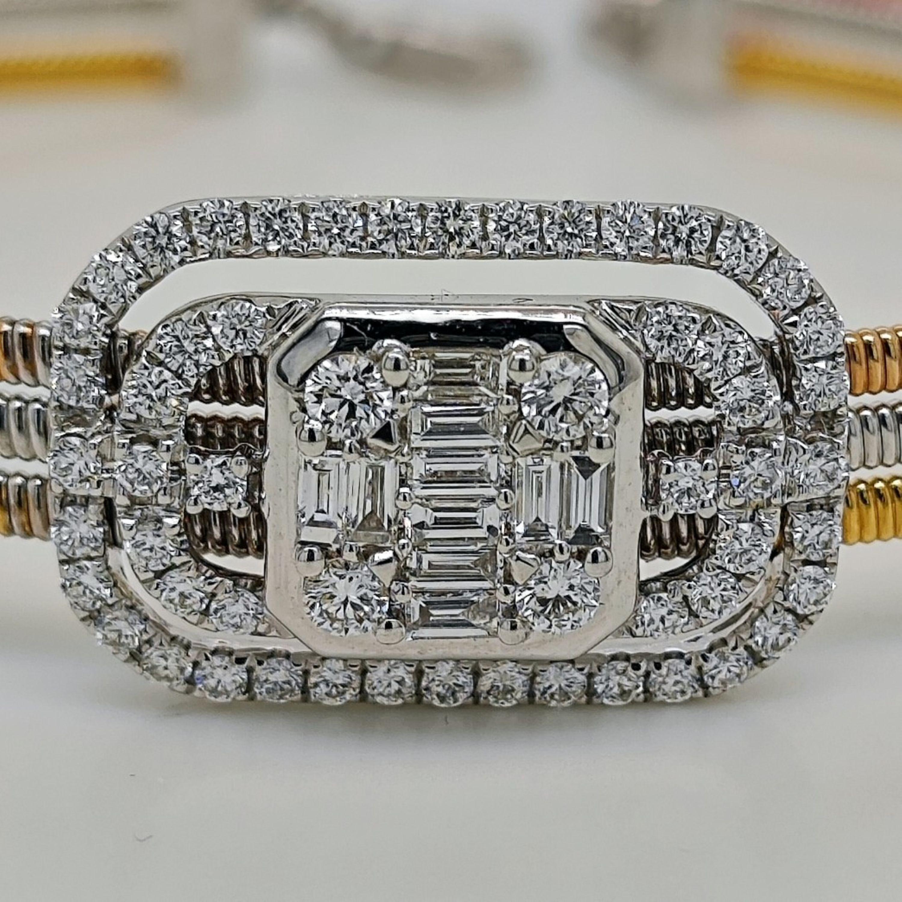 74 diamants blancs ronds : 0.87 Carats
10 diamants baguettes blancs : 0,29 carats
Métal : Or rose, jaune et blanc 18K, 10.14 Grammes
