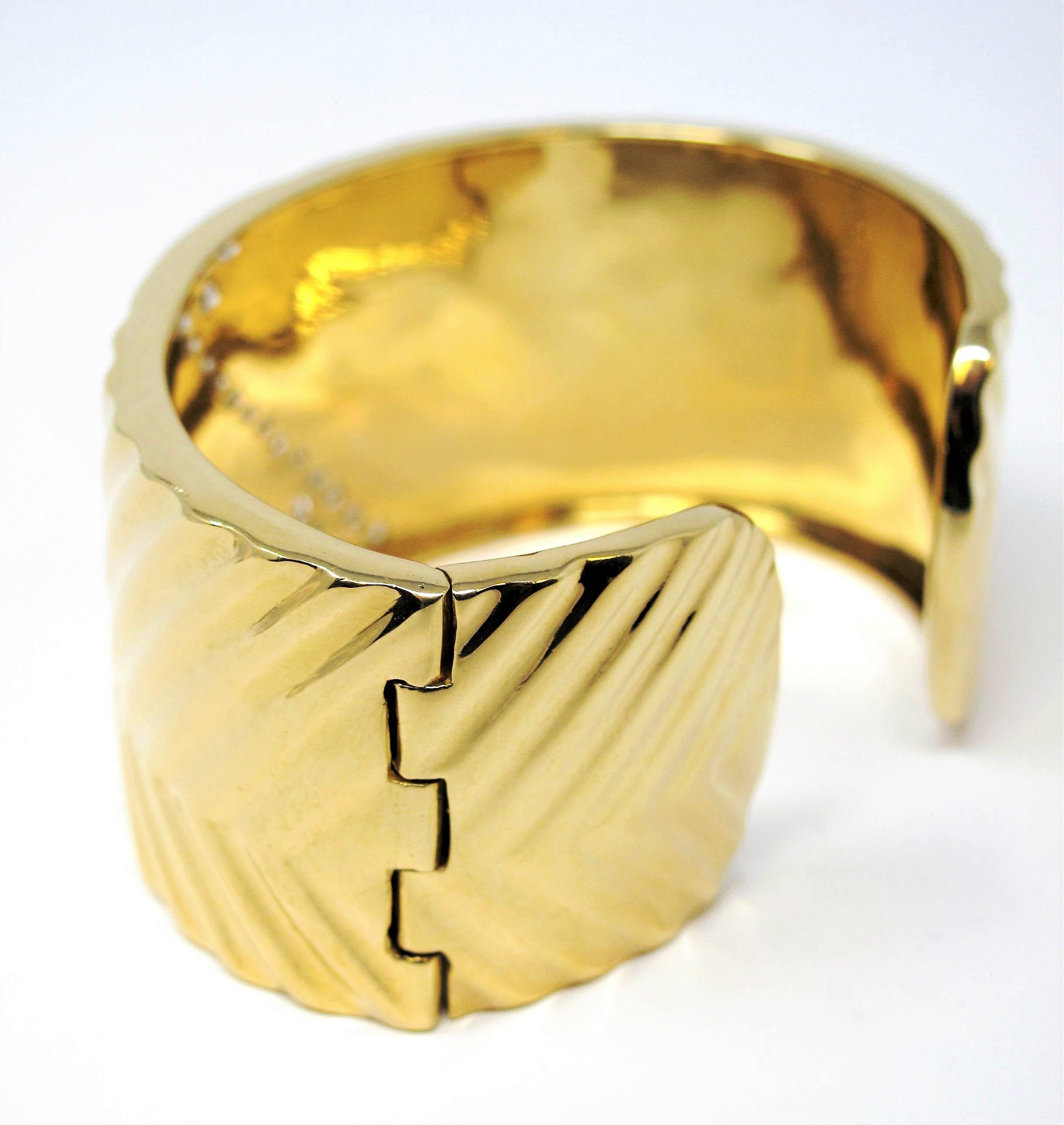 Bracelet large manchette à charnières en or jaune 18 carats avec diamants de 1,16 carat en vente 4