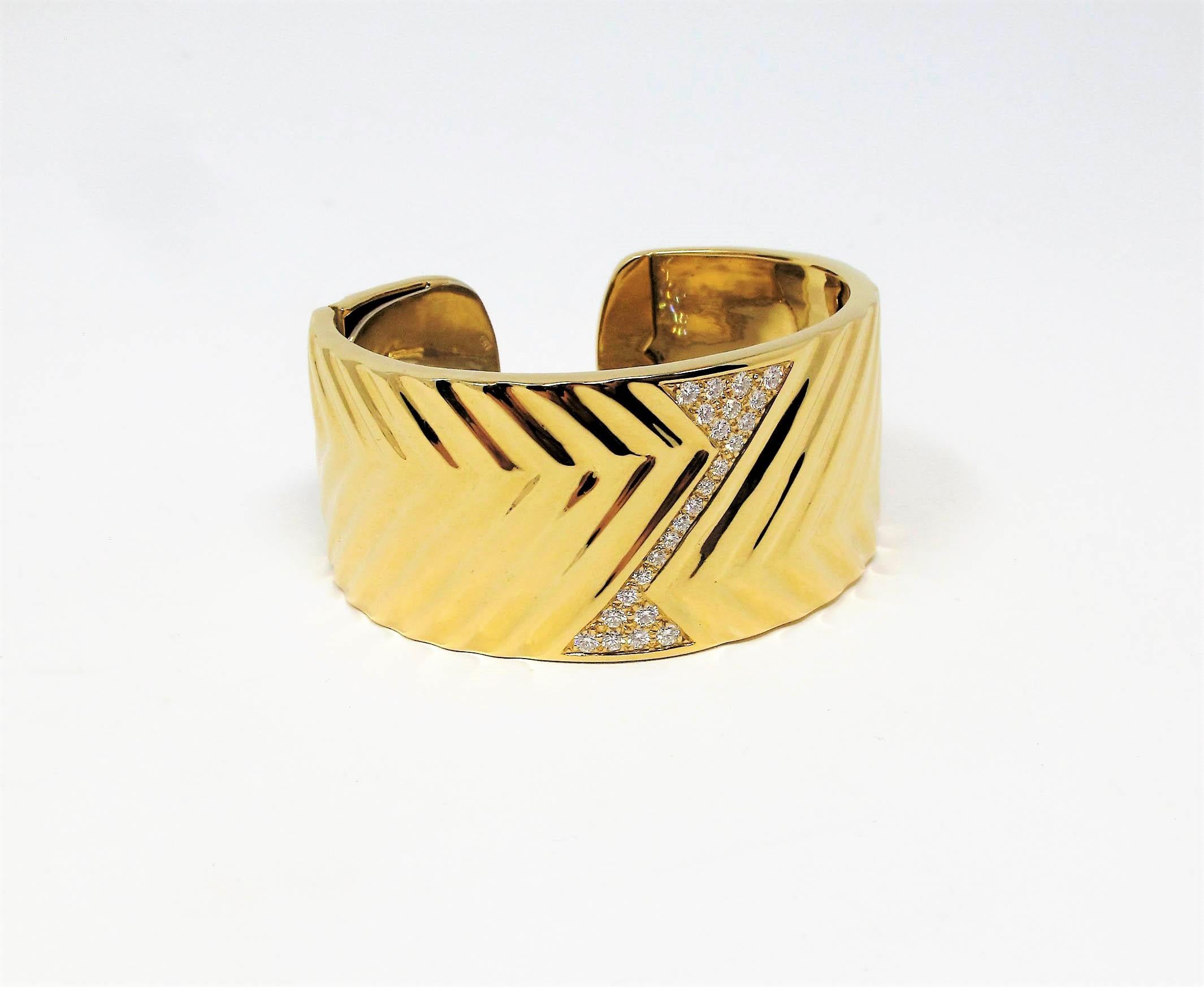 Une pièce audacieuse et contemporaine qui brille au poignet. Cet incroyable bracelet de manchette est orné d'un motif texturé en zigzag, ainsi que d'un diamant pavé scintillant au centre. Les lignes épurées et le design moderne transforment le style
