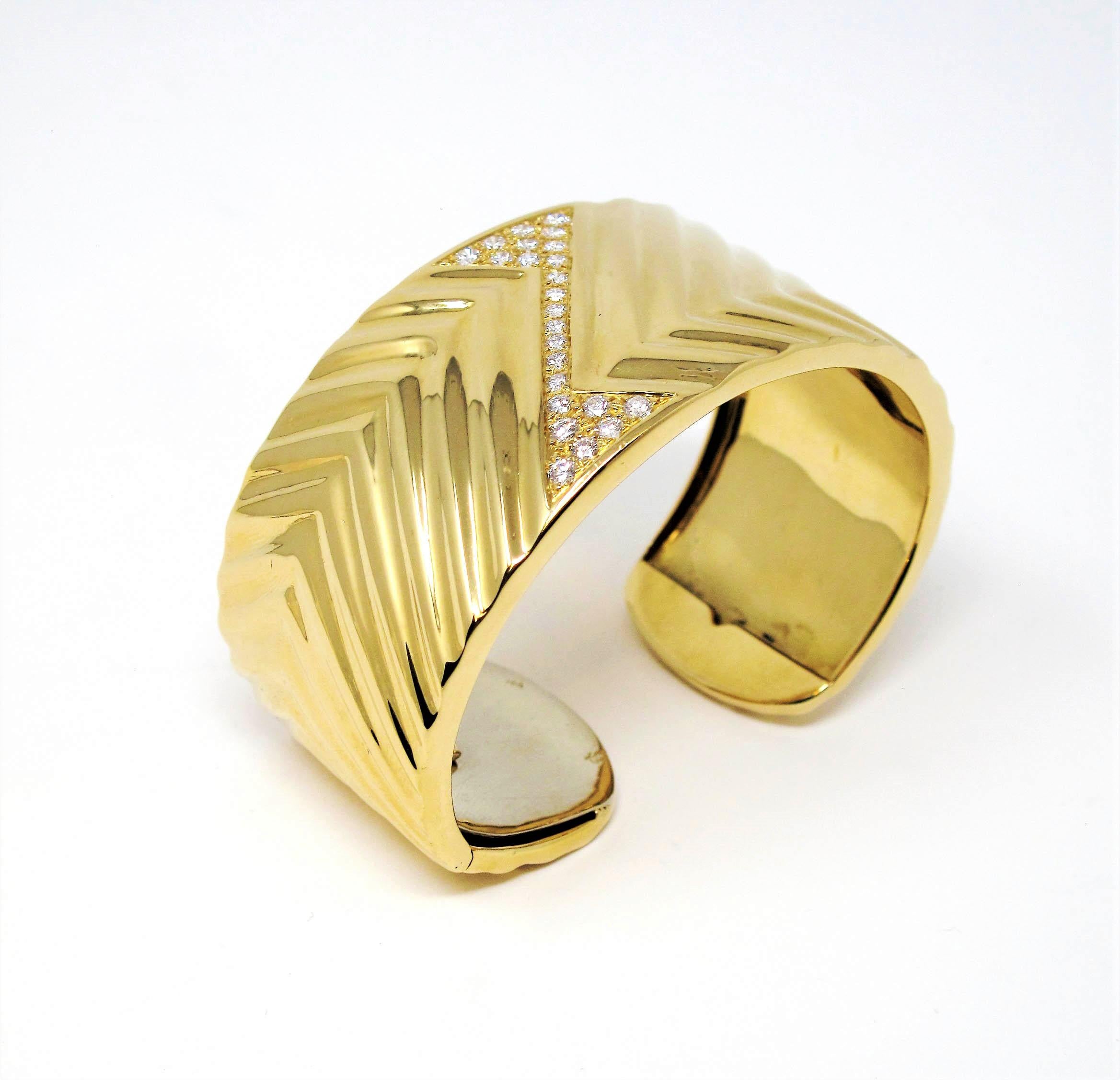 Contemporain Bracelet large manchette à charnières en or jaune 18 carats avec diamants de 1,16 carat en vente