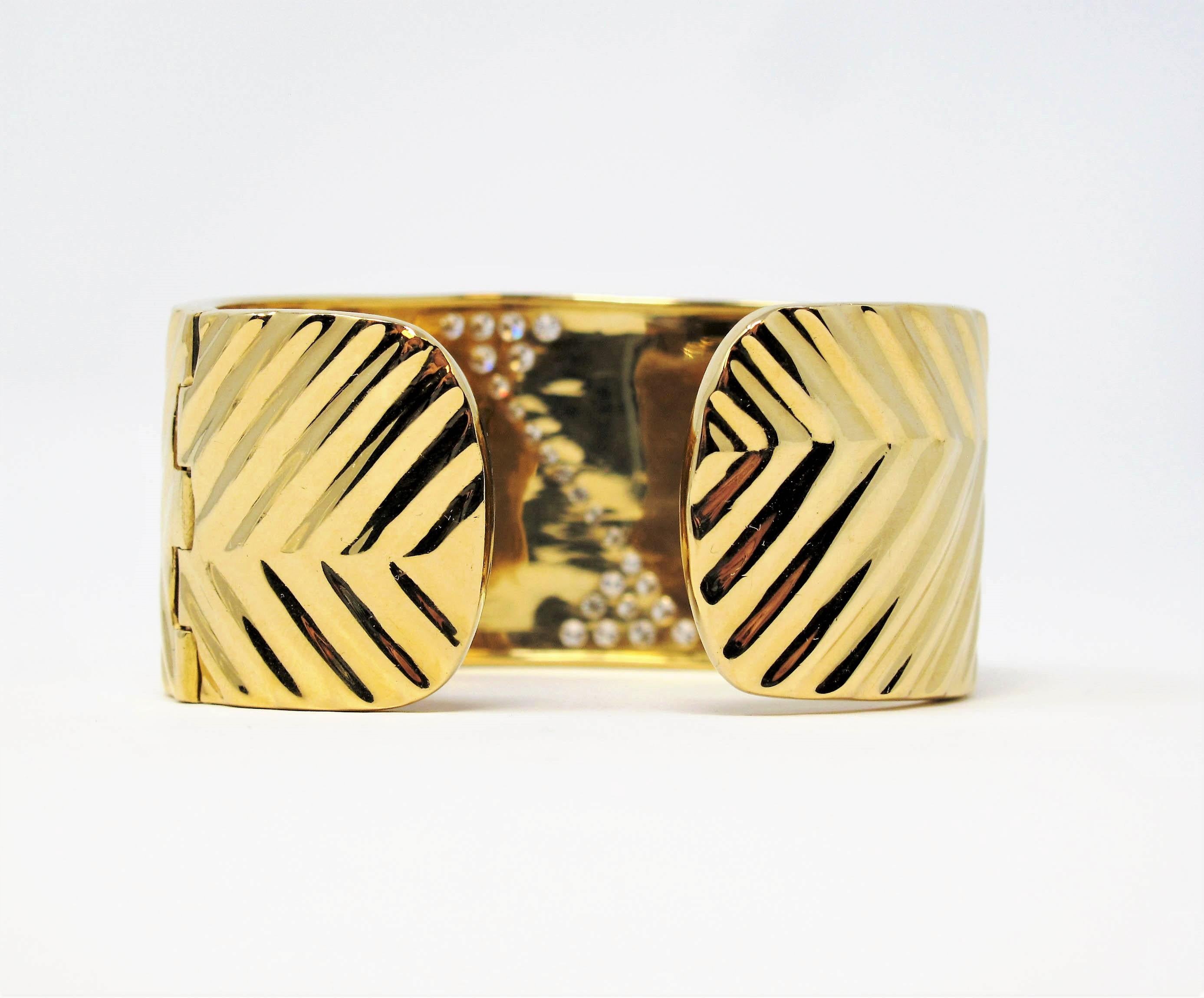 Taille ronde Bracelet large manchette à charnières en or jaune 18 carats avec diamants de 1,16 carat en vente