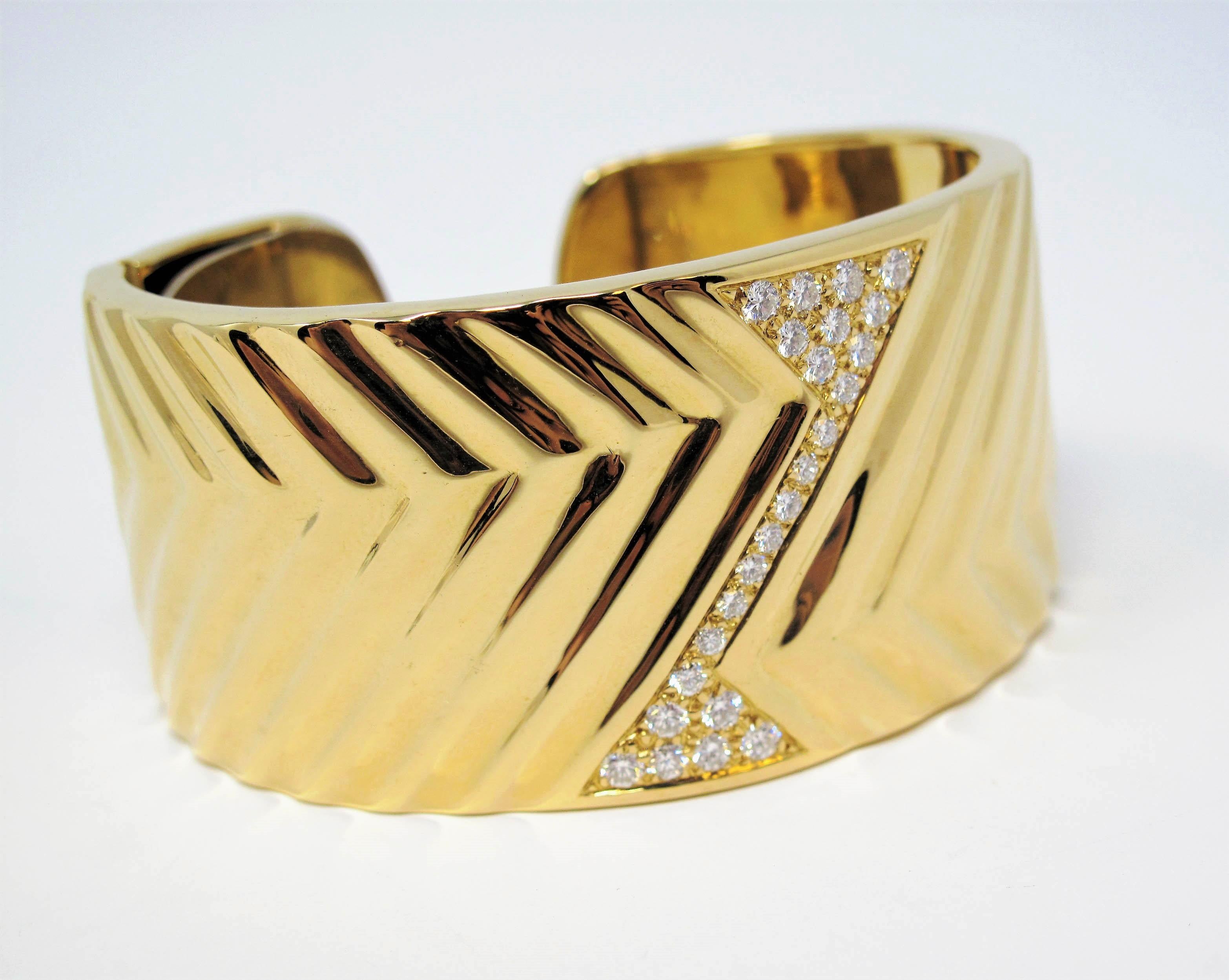 Bracelet large manchette à charnières en or jaune 18 carats avec diamants de 1,16 carat Pour femmes en vente