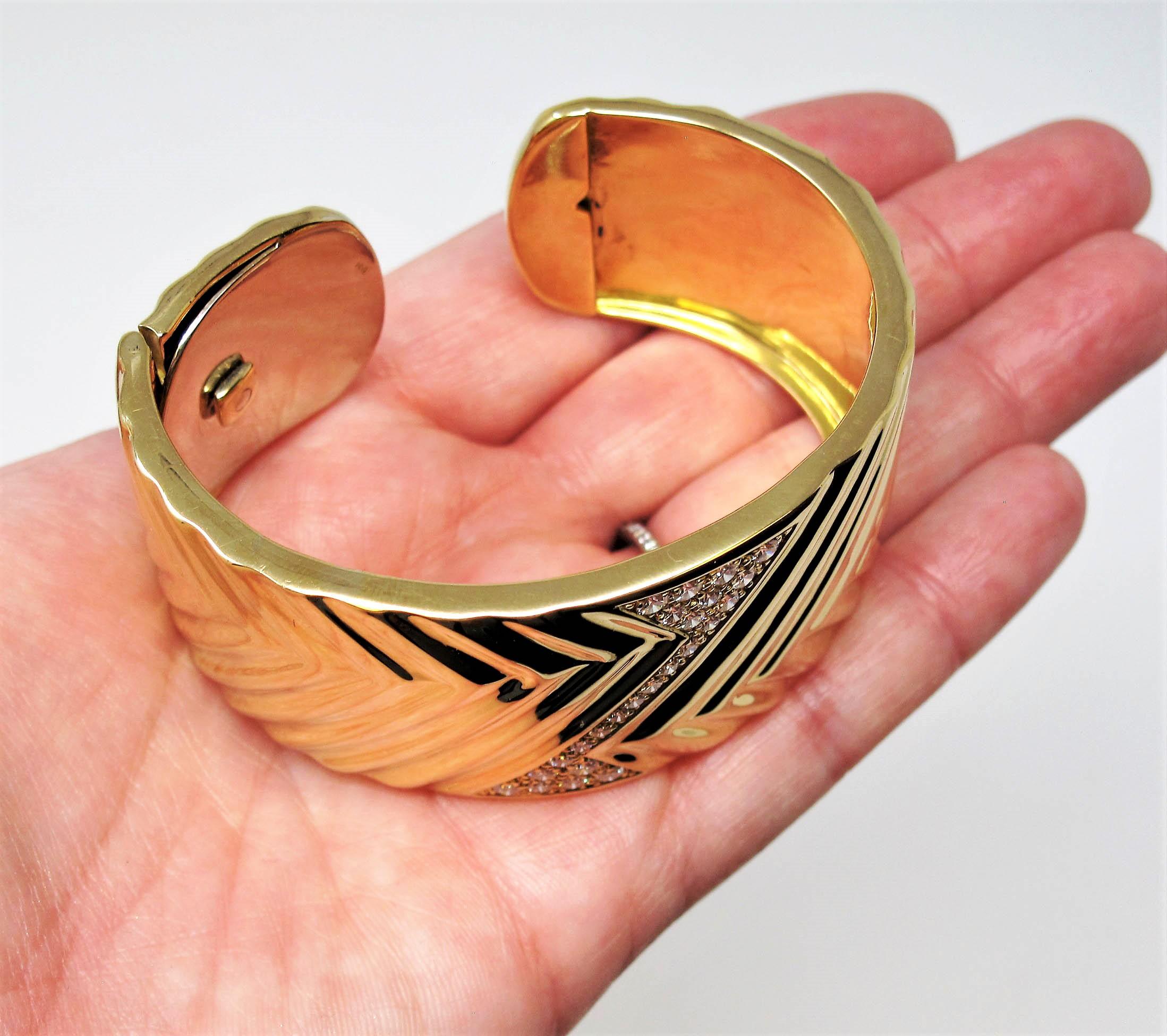 Bracelet large manchette à charnières en or jaune 18 carats avec diamants de 1,16 carat en vente 1
